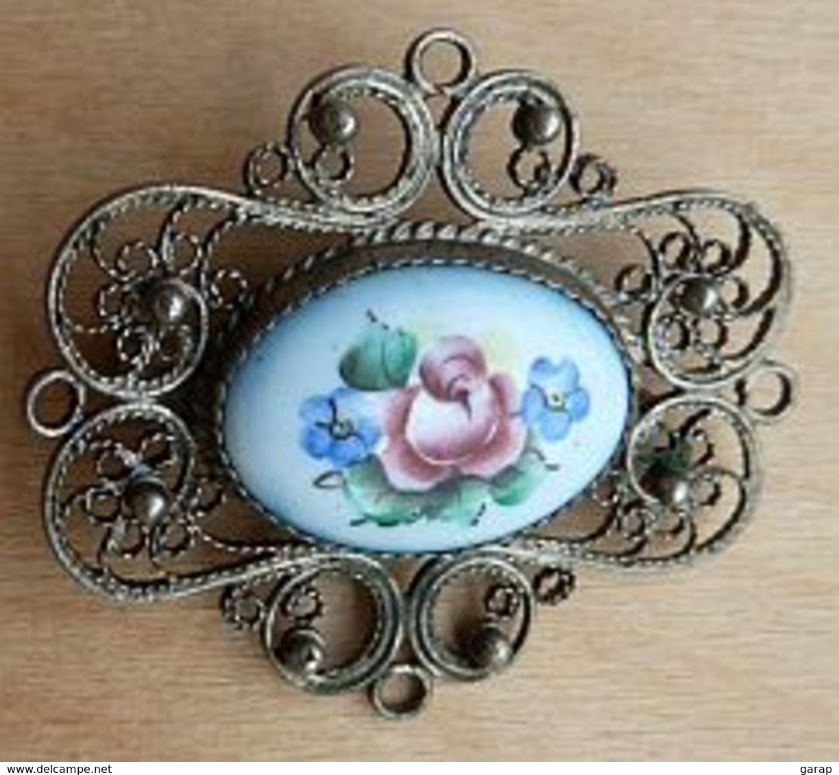 Bro-356 Broche Anciennre Centre Porcelaine à Décor De Fleurs  Pourtour Filigrané Probable En Ag - Autres & Non Classés