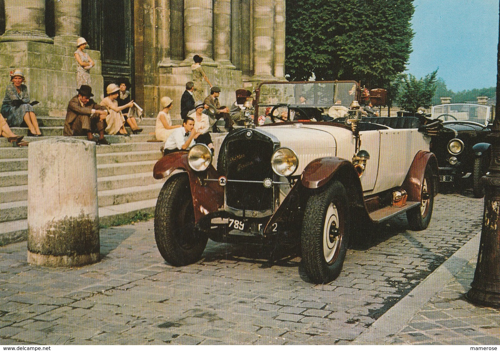 LA FRANCE EN 1925. Voitures D'époque. Public Assis Sur Des Marches D' Une Eglise - PKW