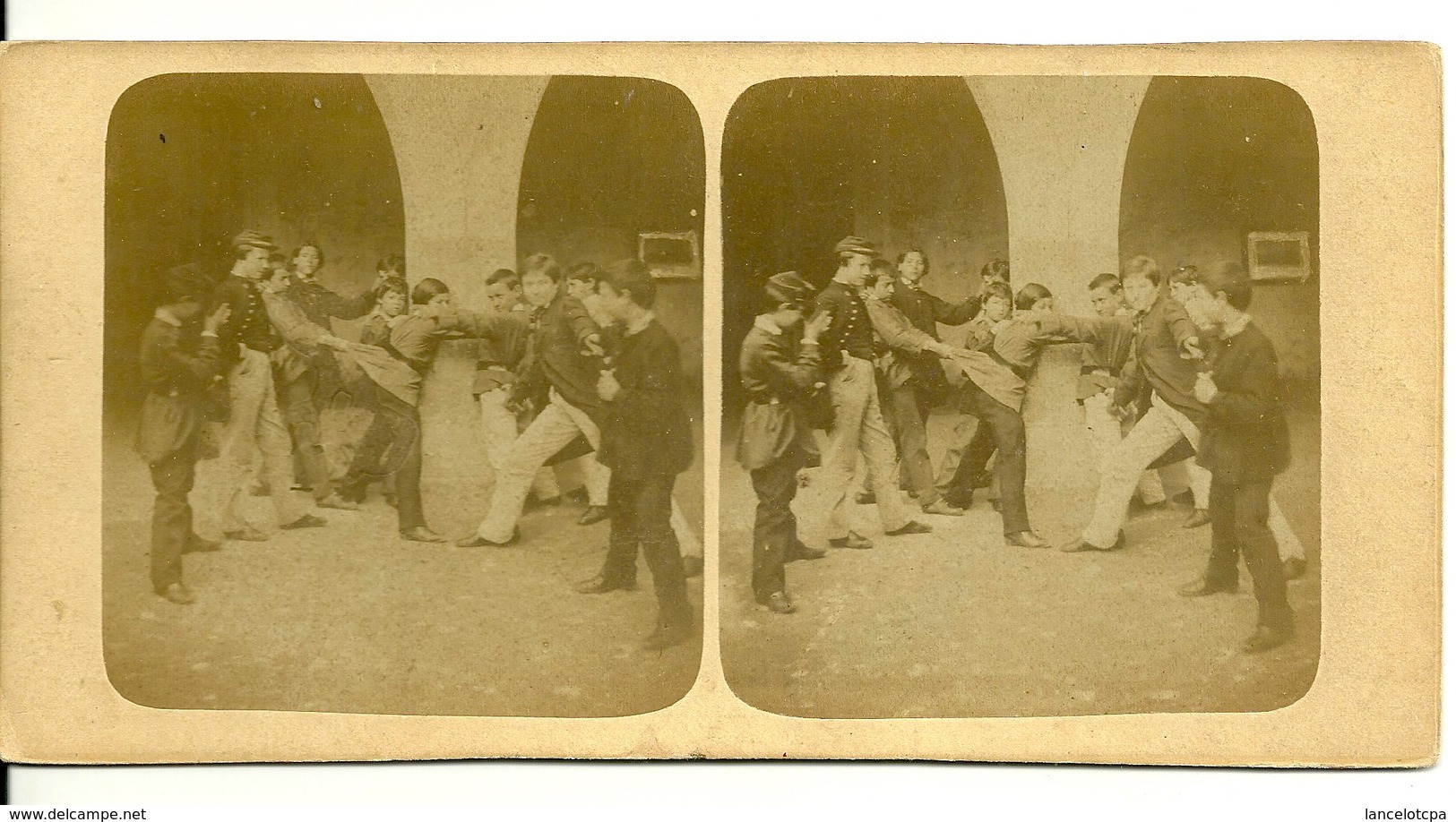 PHOTO STEREOTYPE SUR SUPPORT CARTON / BAGARRE DE JEUNES GARCONS - Anciennes (Av. 1900)