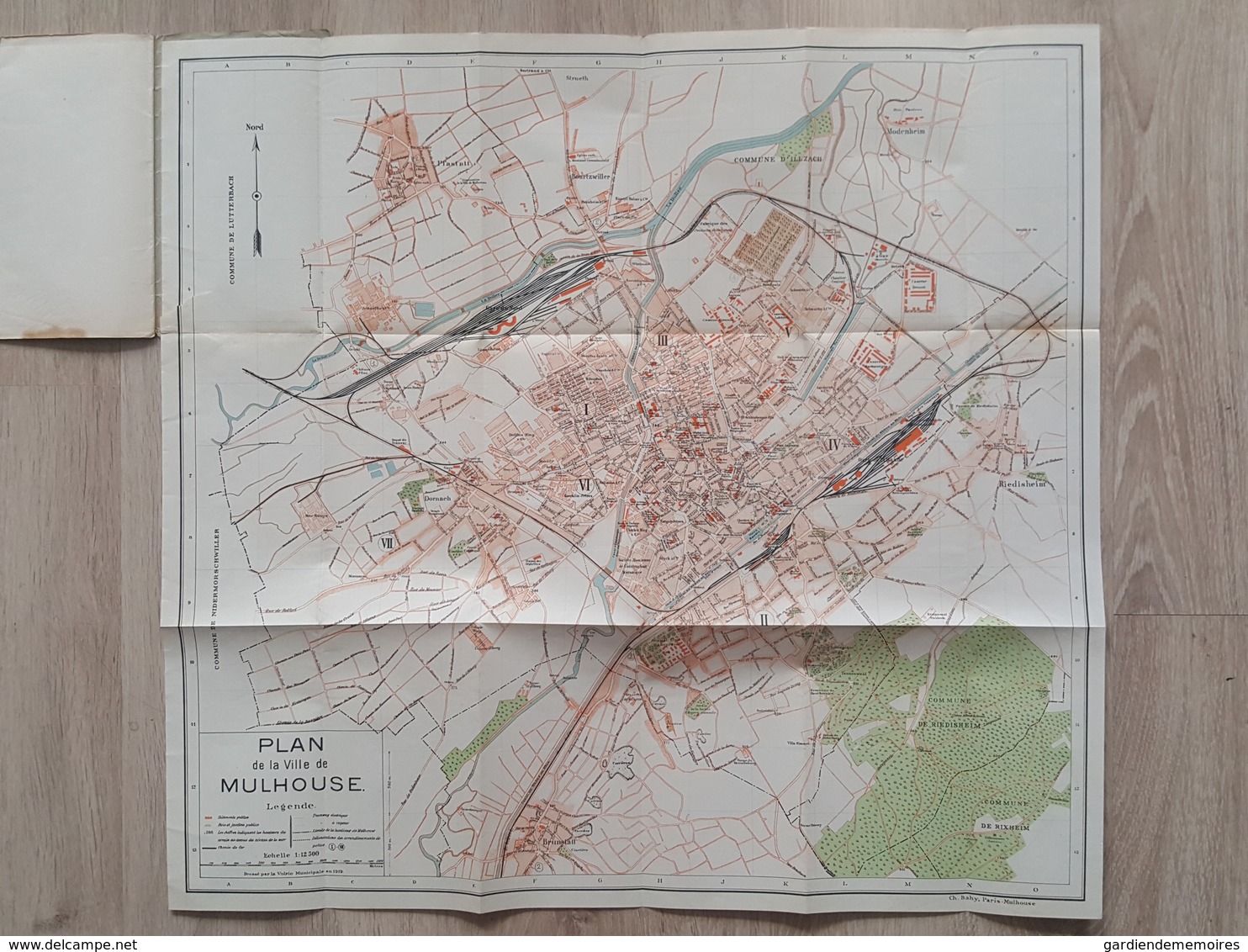 1919 Plan de la Ville de Mulhouse avec Indicateur des Rues, Édifices (Synagogue), des Fabriques, Ecoles, Casernes, Asile