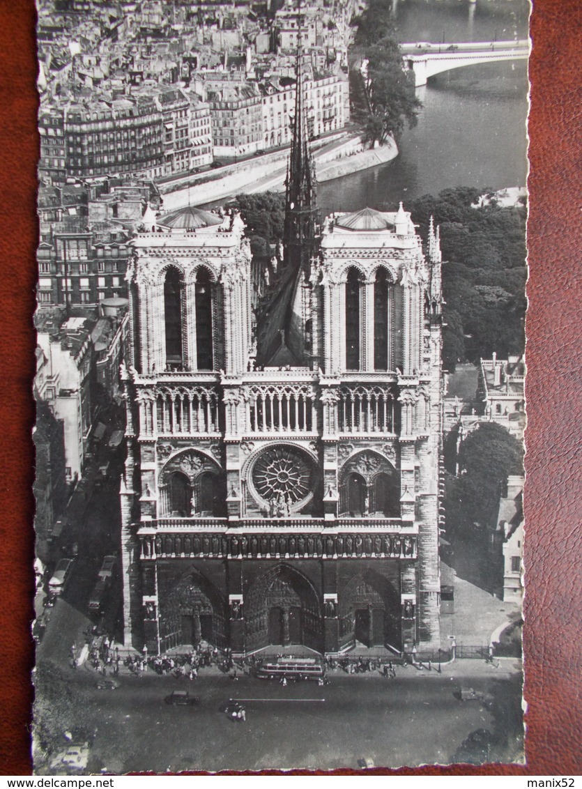 75 - PARIS - Cathédrale Notre Dame - Vue Aérienne - Façade Ouest. (La Toiture Et La Flèche) CPSM - Notre Dame De Paris