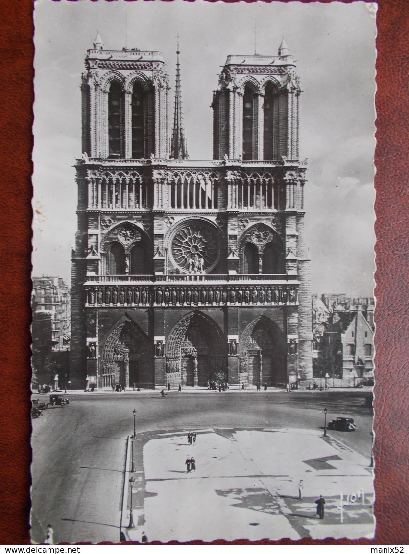 75 - PARIS - Cathédrale Notre Dame - Façade. (CPSM) - Notre Dame De Paris