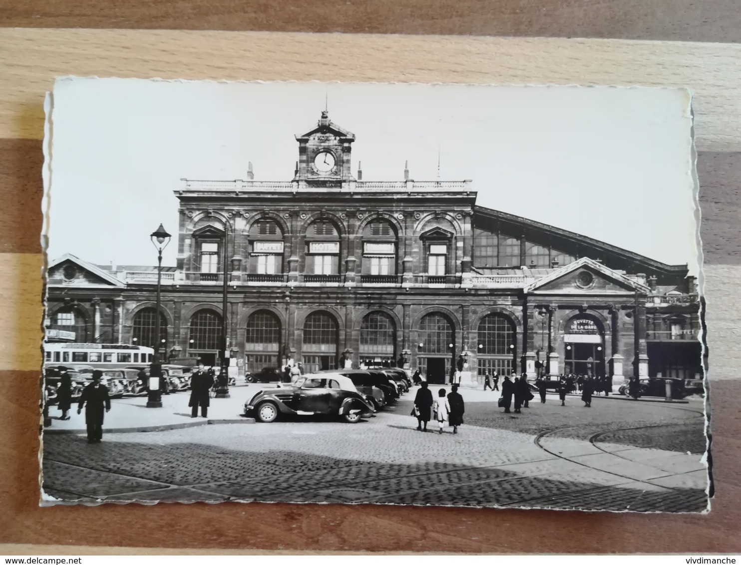 59 - Lille - La Gare - Cpsm CARTE PHOTO FORMAT CPA ECRITE ANNEES 40-50 - TRES ANIMEE - Lille