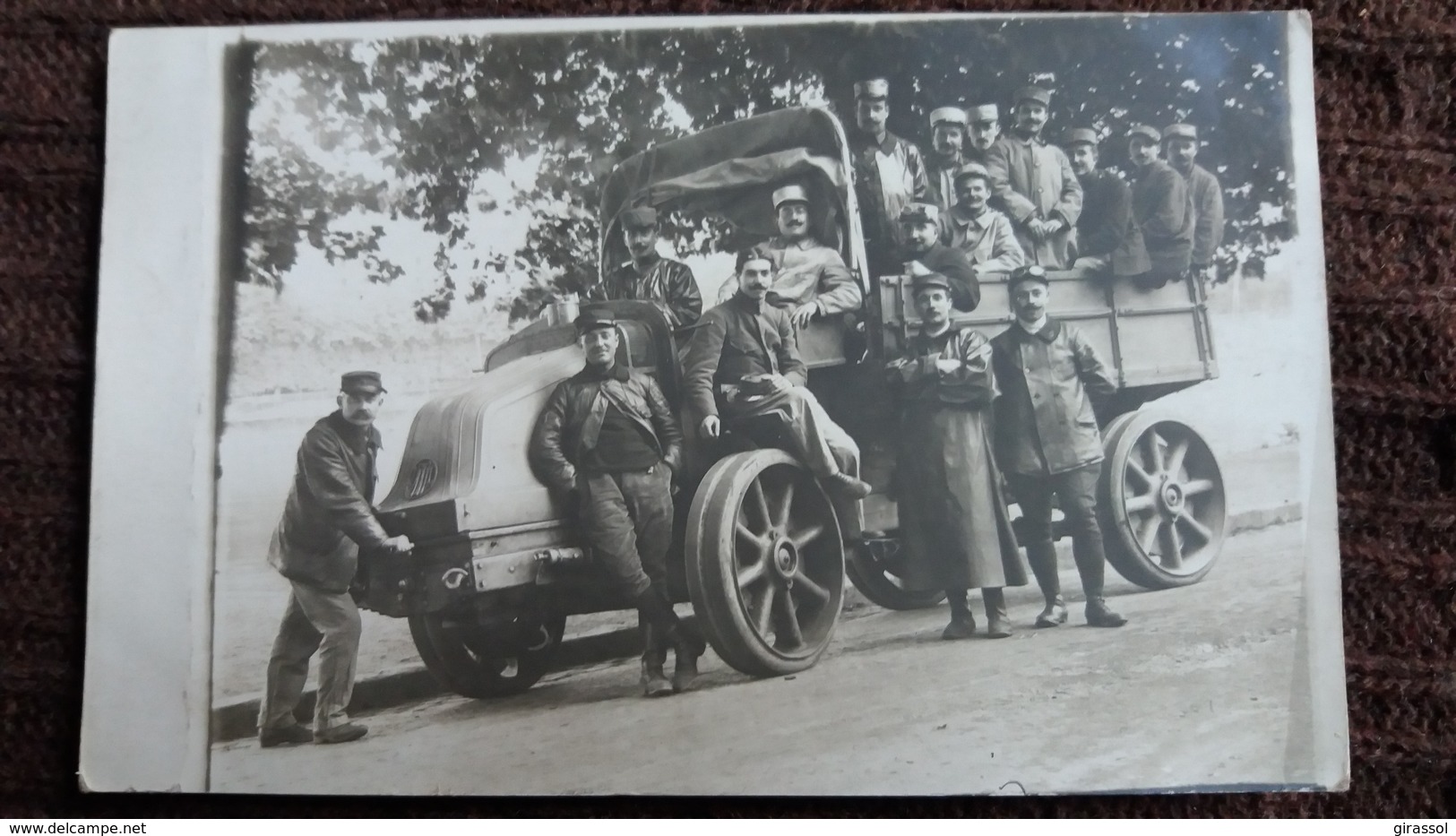 CPA PHOTO DE VOITURE AUTOMOBILE  TACOT ANIMATION VEHICULE DE GUERRE 14 SOLDATS MILITAIRES  TRES BEAU PLAN - Guerre 1914-18