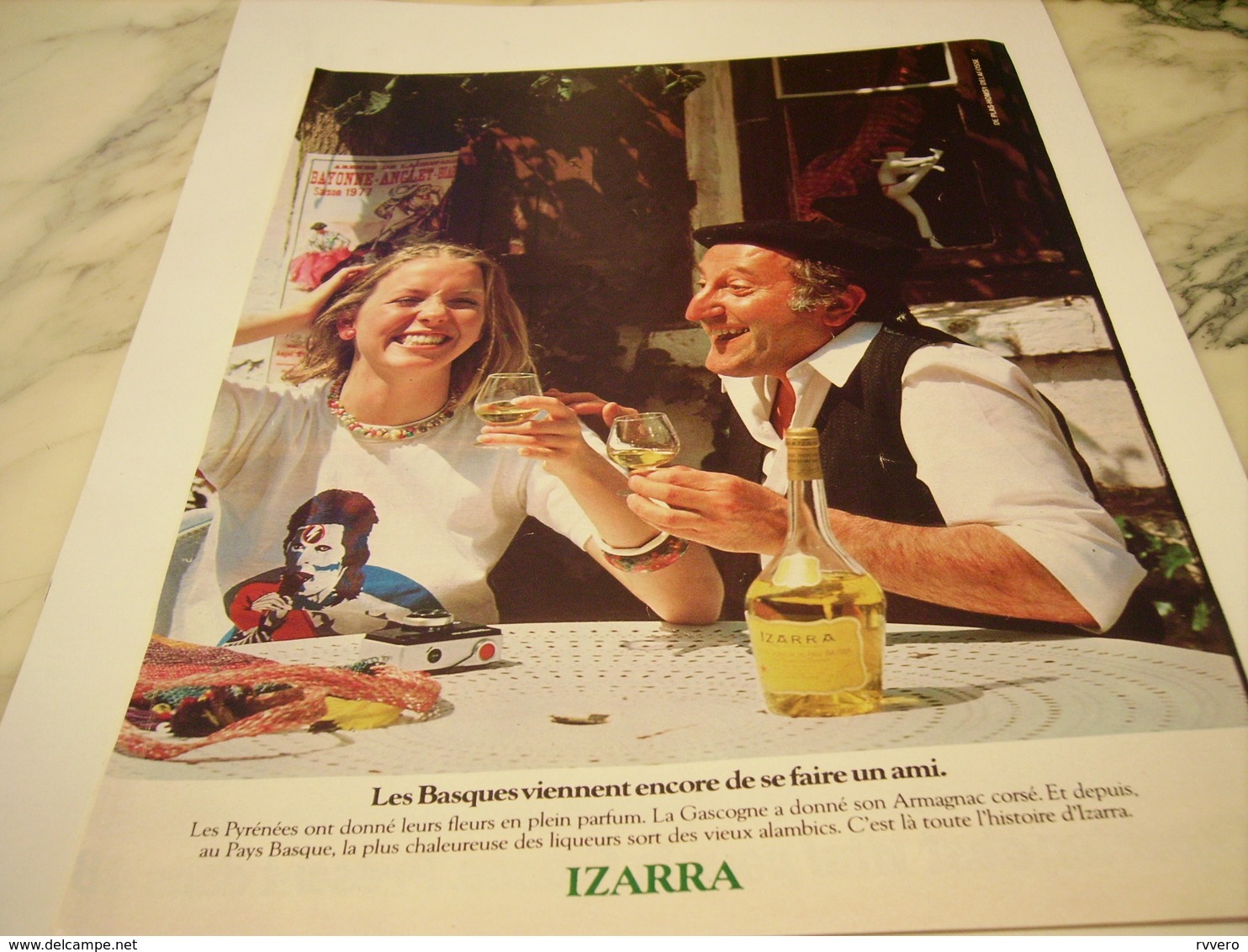 ANCIENNE  PUBLICITE LES BASQUES VIENNENT DE SE FAIRE UN AMI  LIQUEUR IZARRA 1977 - Alcools