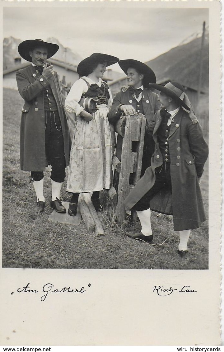 AK 0262  Tiroler Trachten - Partie Am Gatterl / Foto Risch Lau Um 1930-50 - Trachten