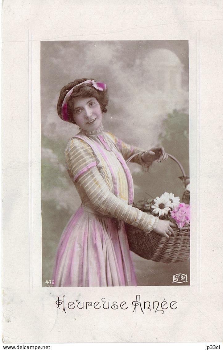 CPA Glacée Heureuse Année Avec Dame Portant Une Corbeille De Fleurs - 476 Astra (de Piéton à Jolimont, 31/12/1911) - Autres & Non Classés