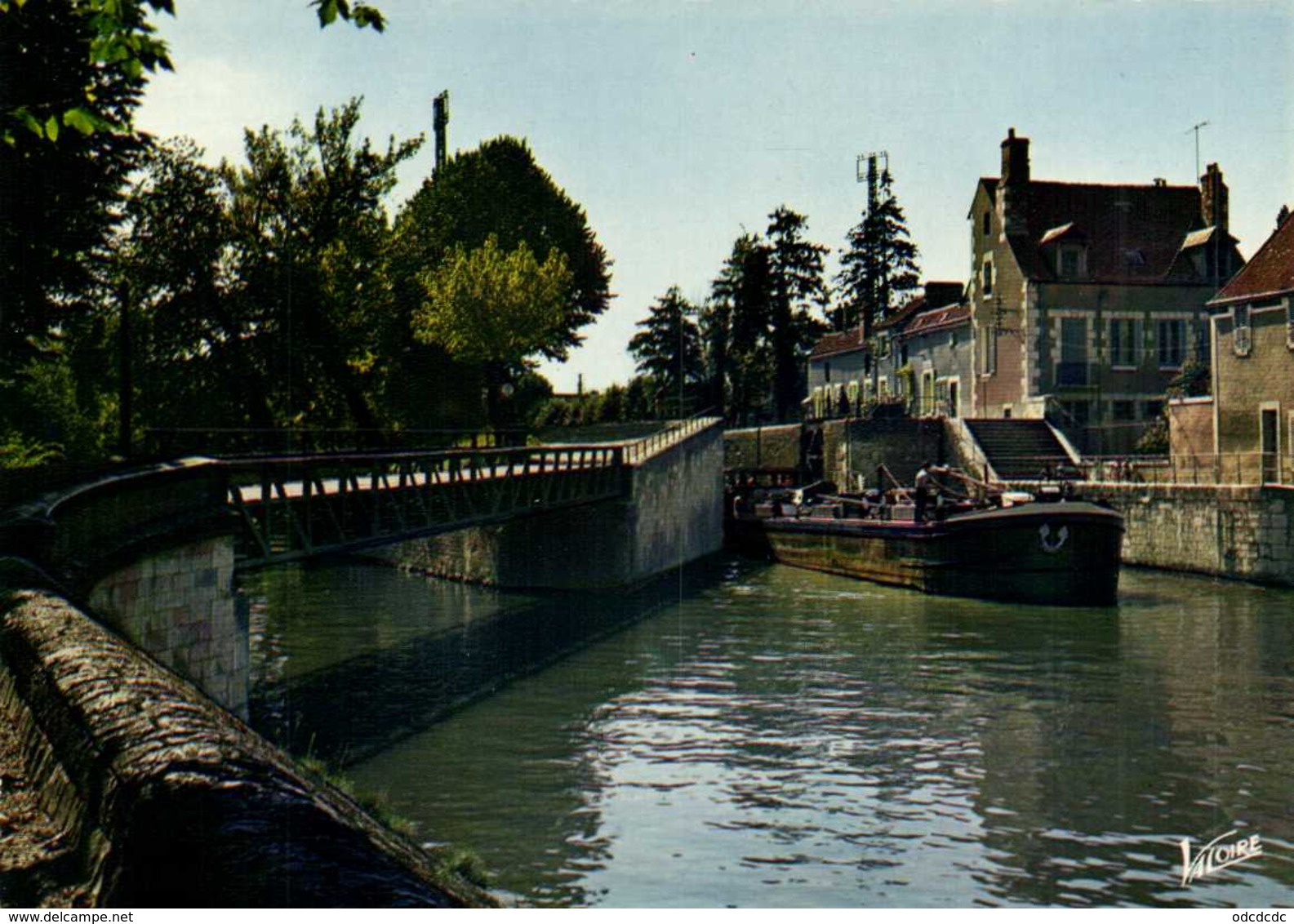 CPSM Grand Format MONTARGIS (Loiret)  Péniche Franchissant Une Ecluse Du Canal De Briare Colorisée  RV Edit Valloire - Montargis