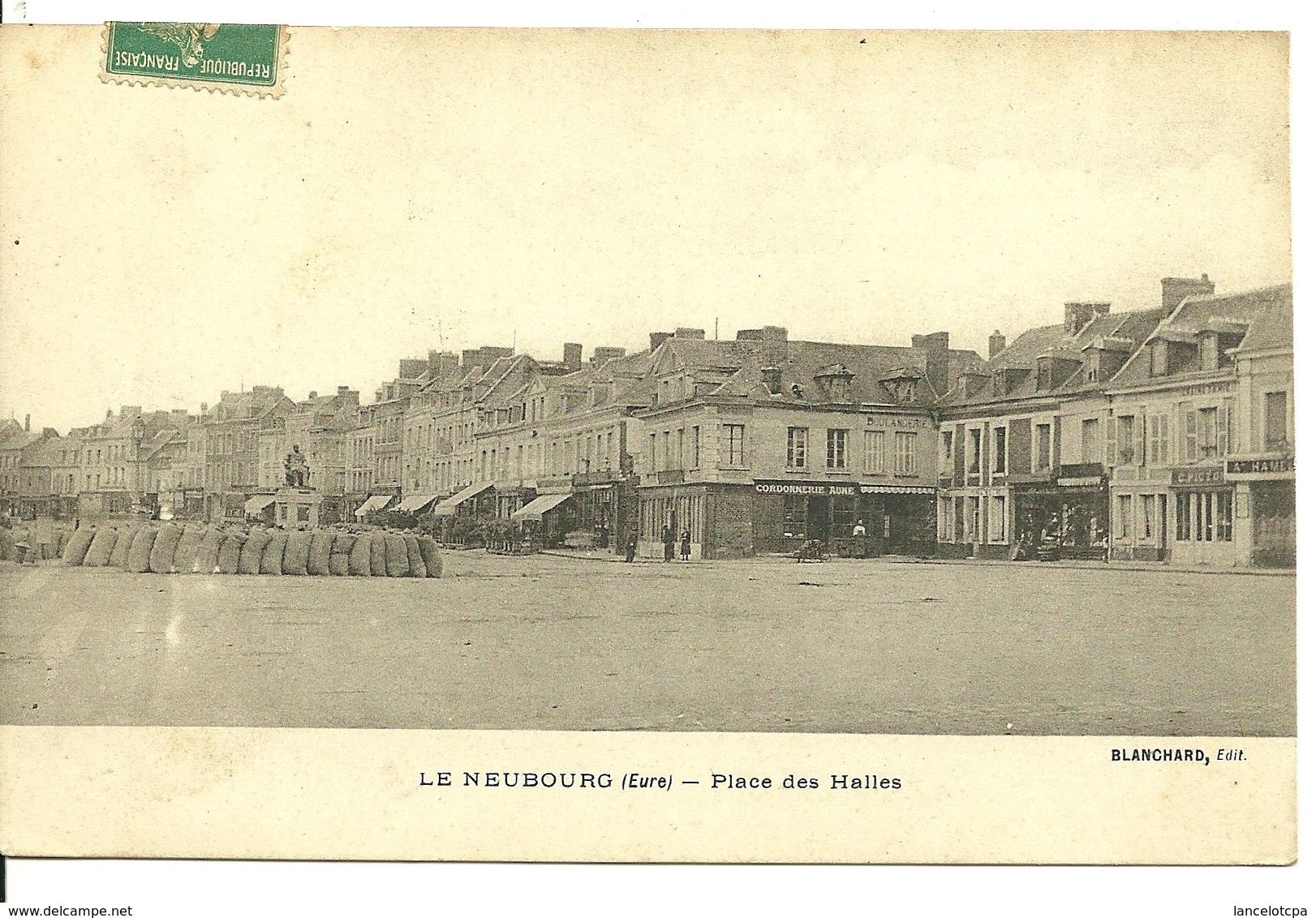 27 - LE NEUBOURG / PLACE DES HALLES - Le Neubourg