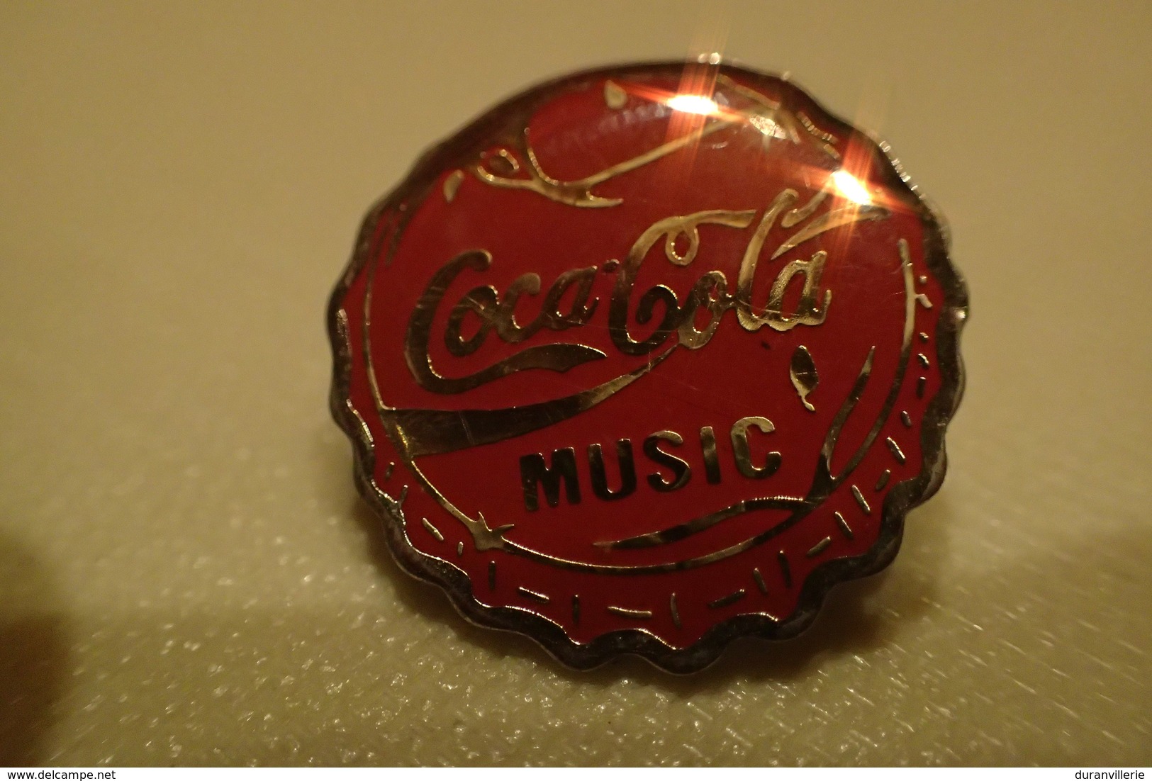 Pin's.  COCA COLA MUSIC CAPSULE / Signé Esso - Beverages