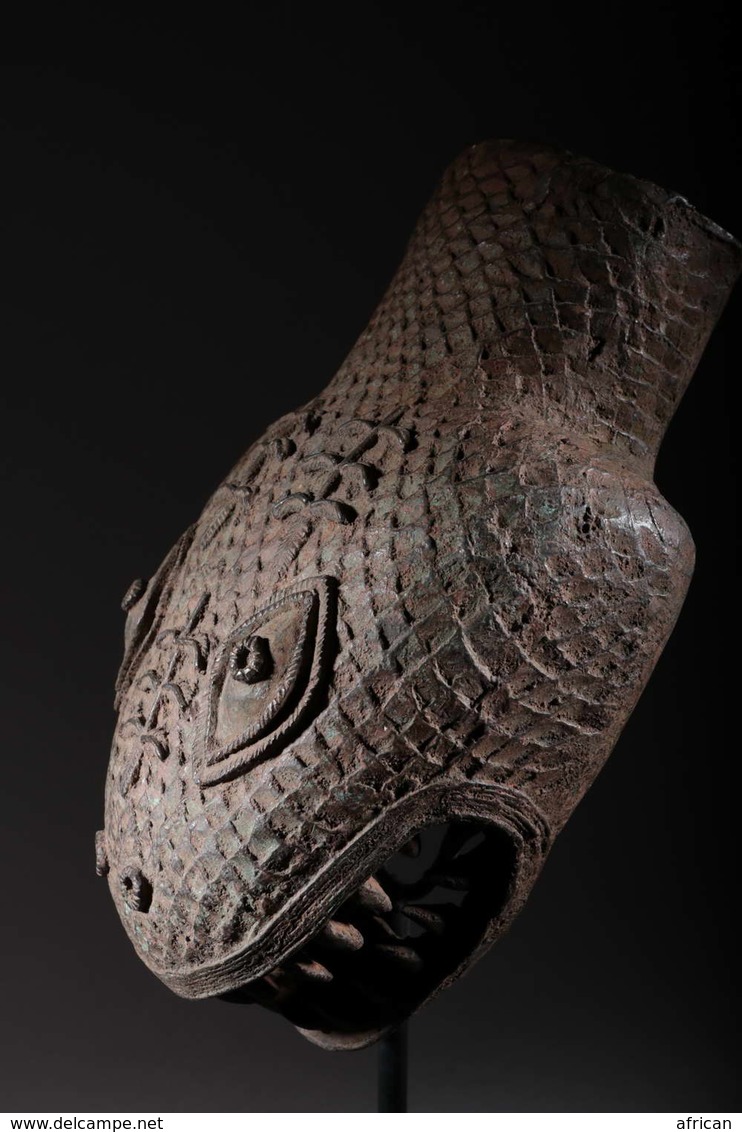 Art africain Tête de serpent Royaume d'Ifé en bronze