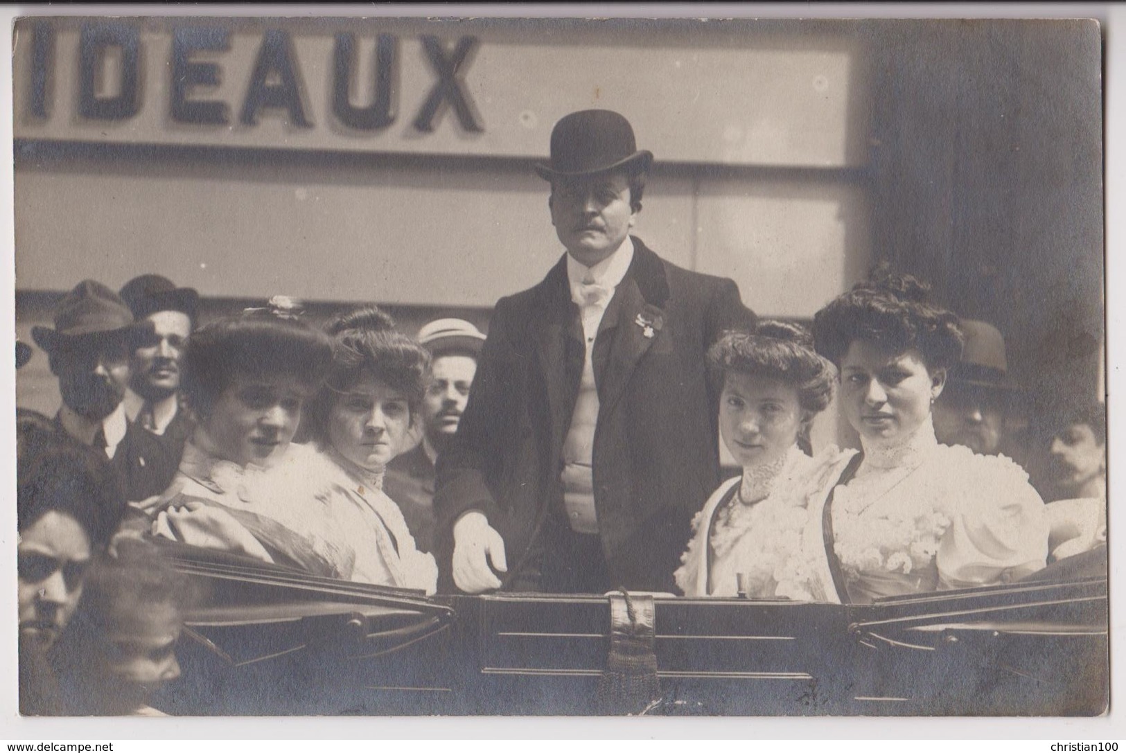 CARTE PHOTO DE JEUNES FEMMES DANS UN FIACRE - MAJESTES ET REINES D'UNE VILLE AVEC UN NOTABLE OU LE MAIRE - 2 SCANS - - Zu Identifizieren