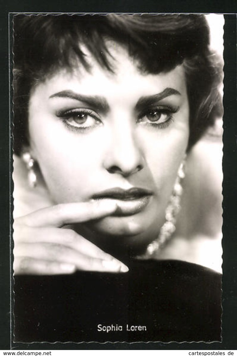 AK Schauspielerin Sophia Loren Mit Ernsten Blick In Einer Filmszene - Actors