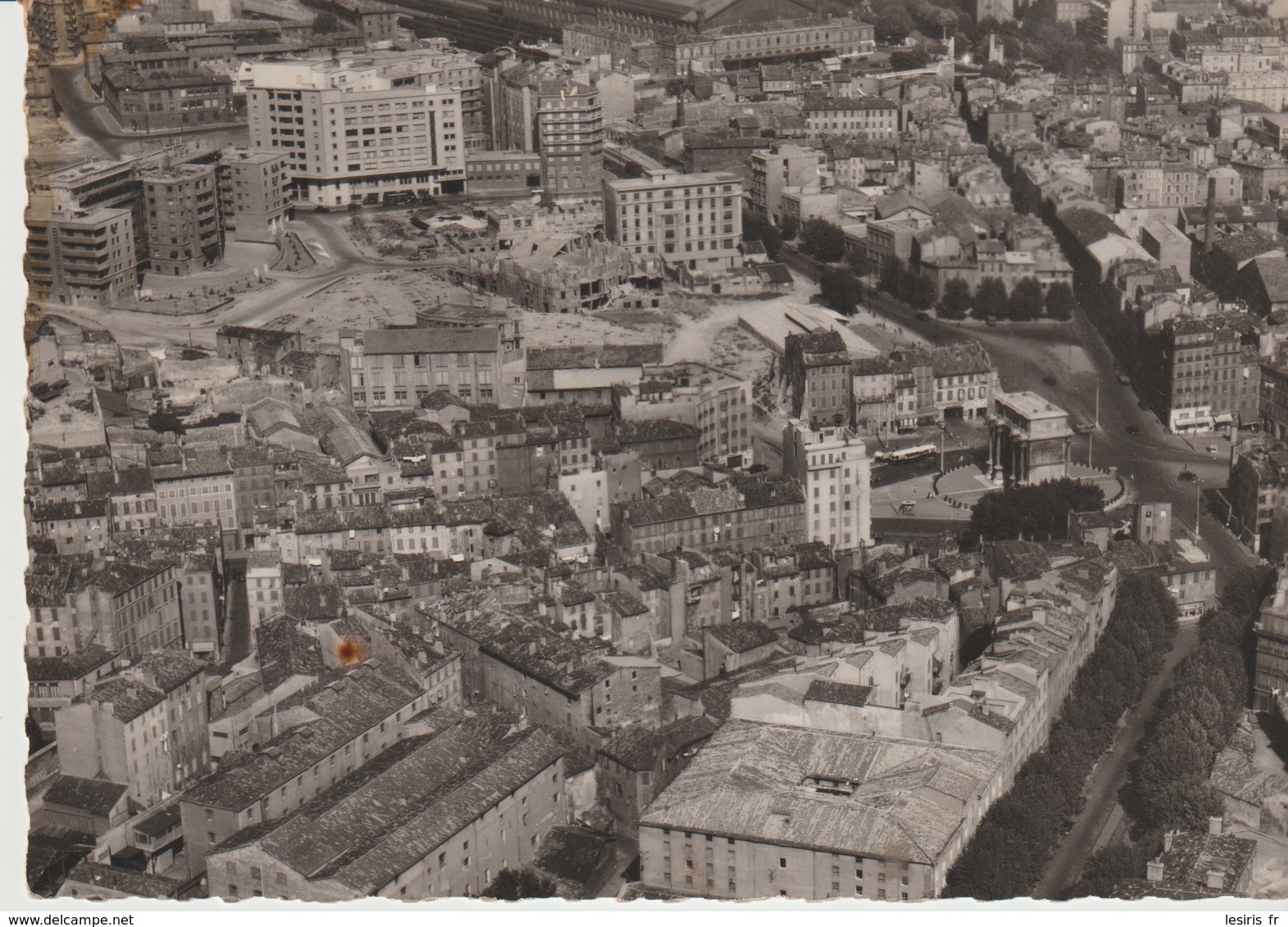 C. P. - PHOTO - MARSEILLE - VUE AÉRIENNE DU QUARTIER DE LA GARE - L'ARC DE TRIOMPHE - 32 - - Estación, Belle De Mai, Plombières