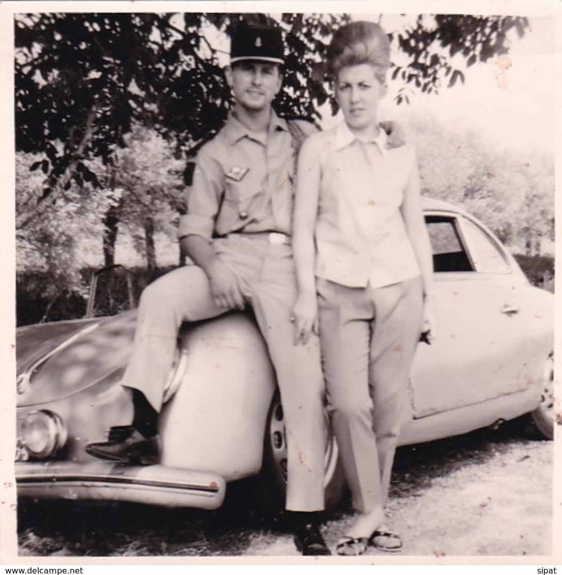 Photo Militaire Année 60 Avec Jeune Femme Devant Auto Porsche 9x9 Cm - Guerre, Militaire