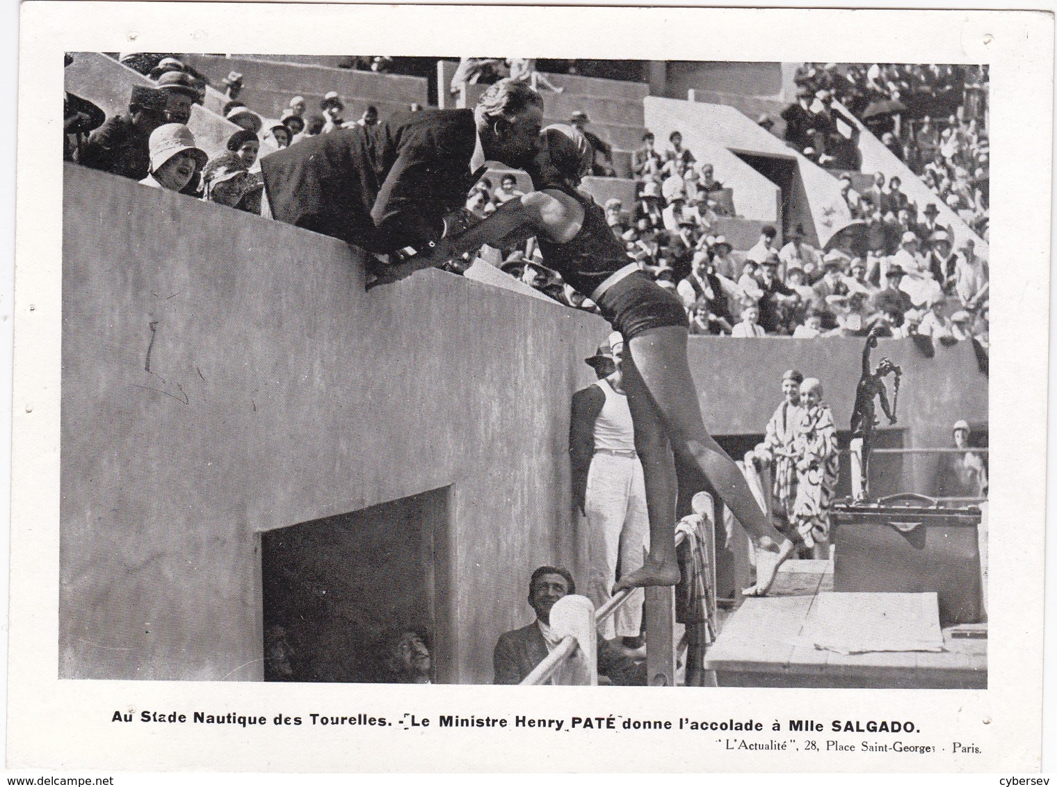 Au Stade Nautique Des Tourelles - Le Ministre Henry Paté Donne L'accolade à Mlle SALGADO - 19 X 14 Cm - Natación