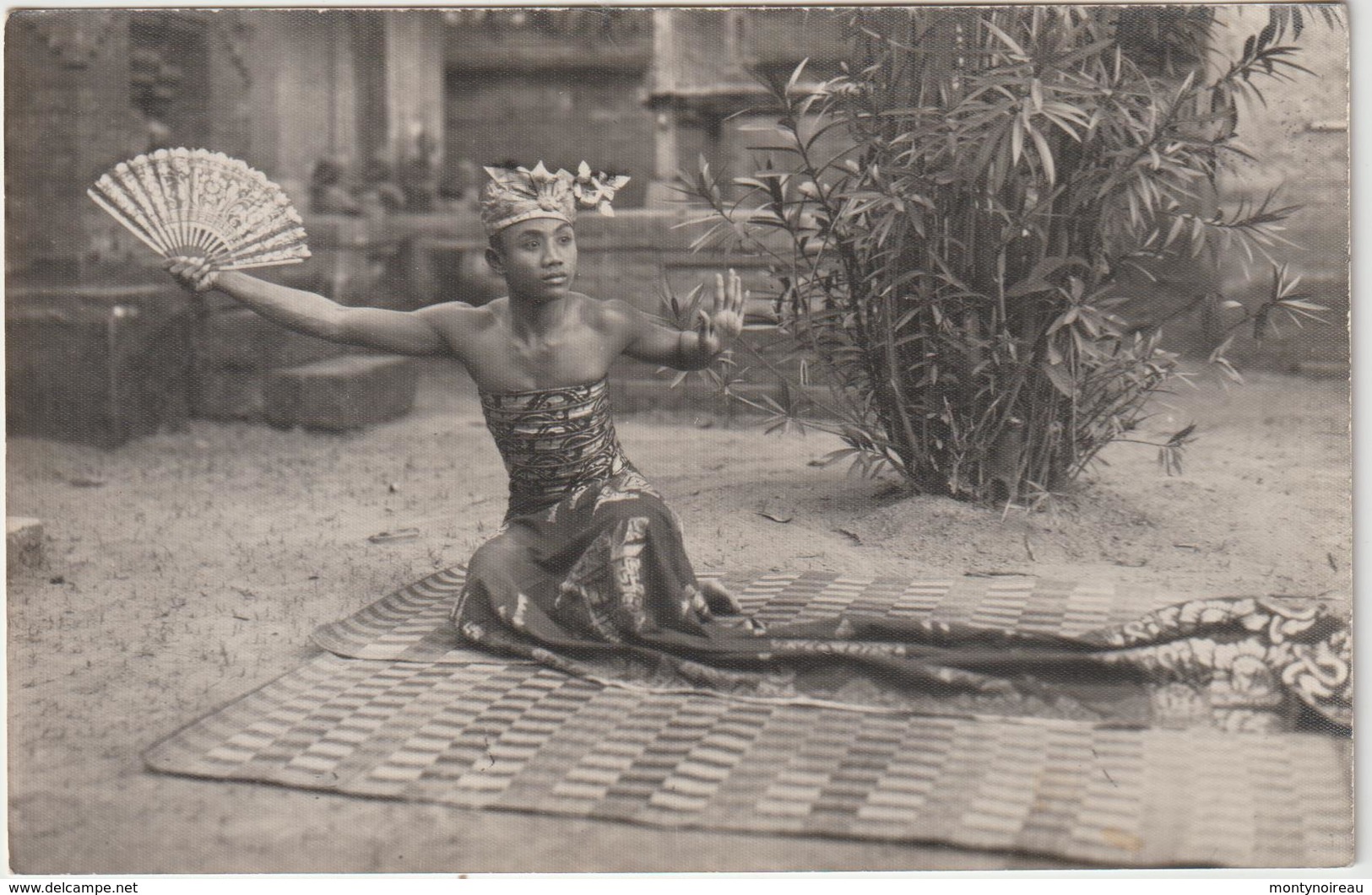 Asie ;  Indonésie : Ceylon ; Belakang  Bali  Hotel ;   Danseuse ? , évantail - Indonesia