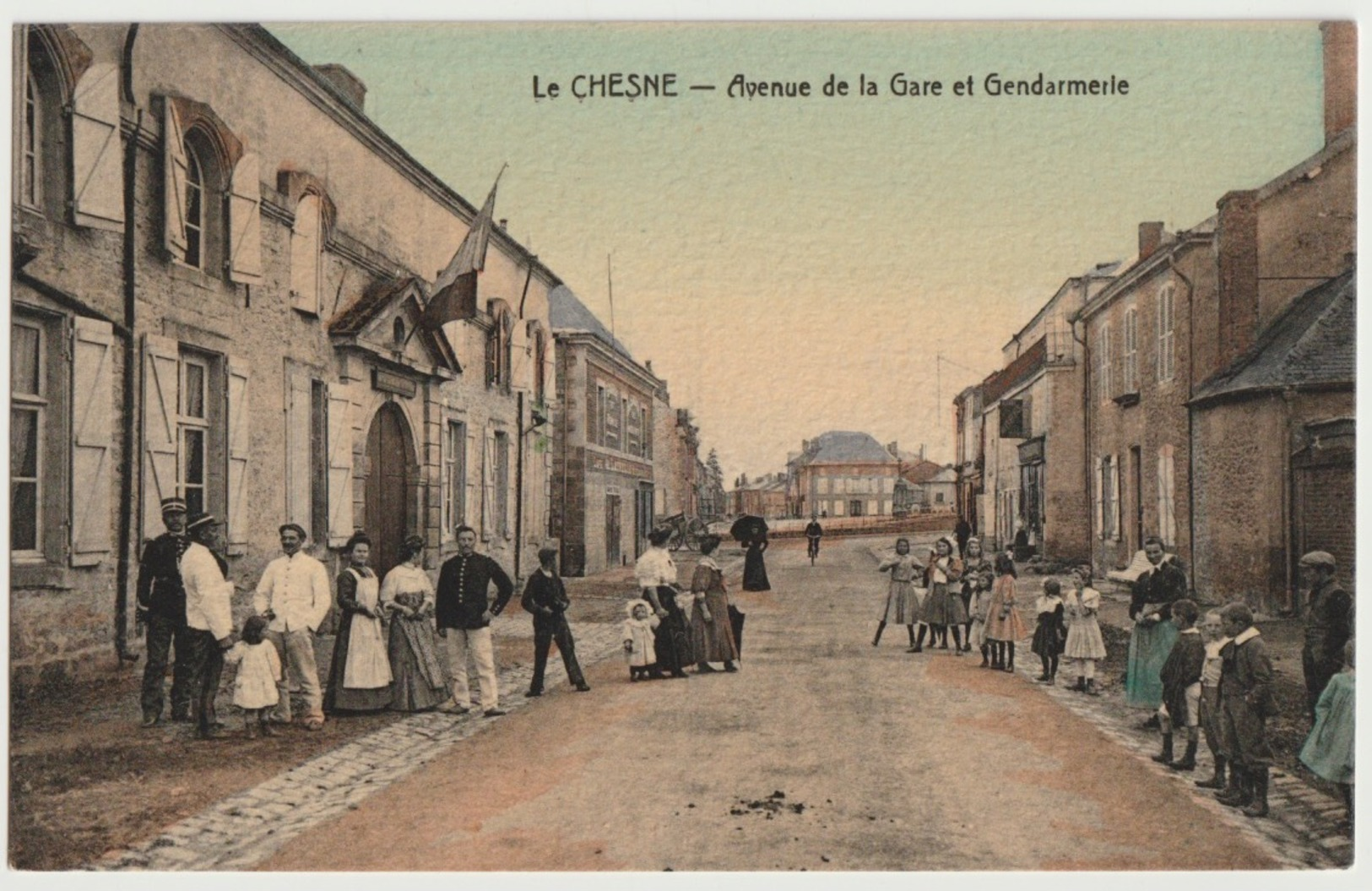 27 - LE CHESNE - AVE DE LA GARE ET GENDARMERIE - Autres & Non Classés