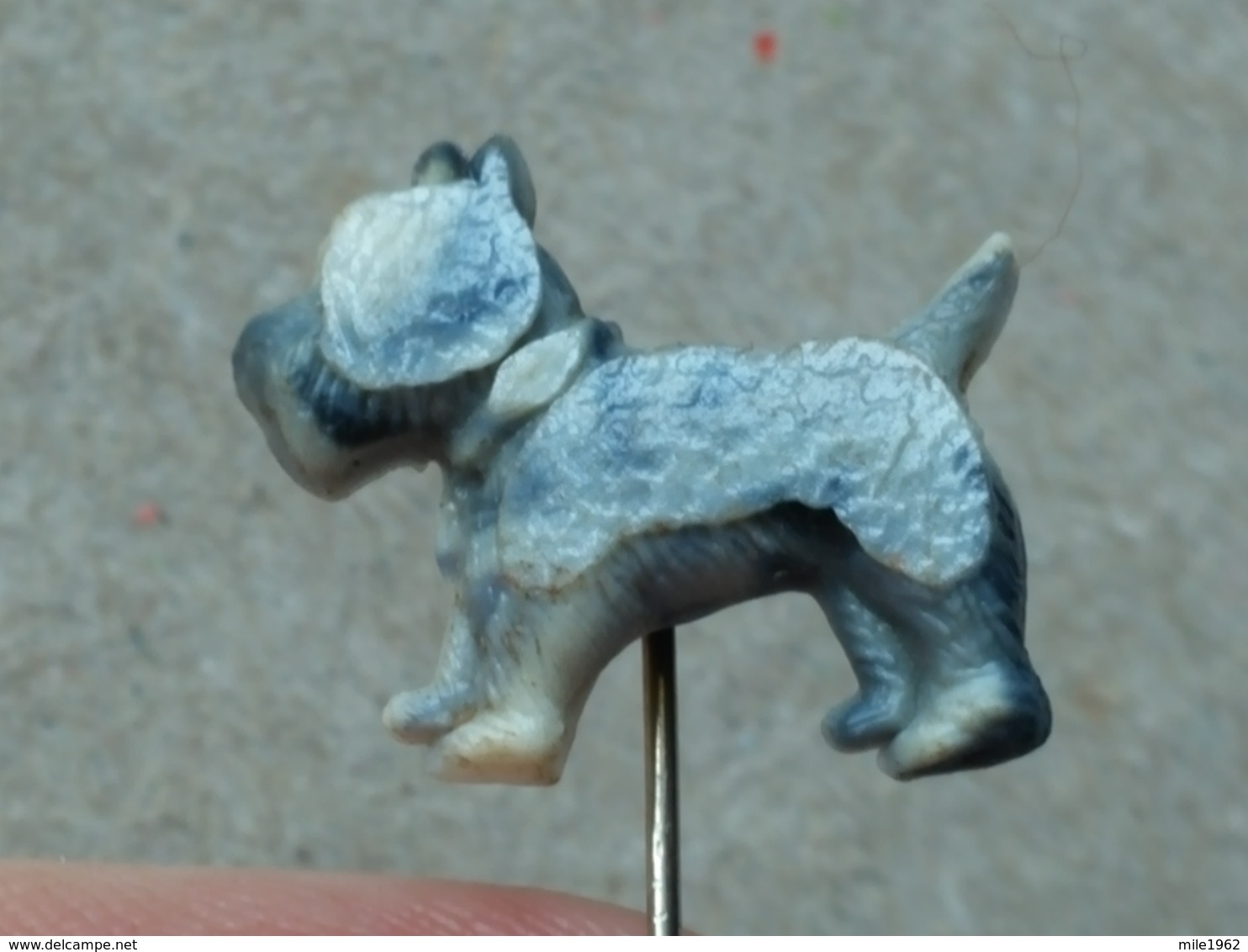LIST 115 - CHIEN, DOG, PLASTIC PIN - Animals
