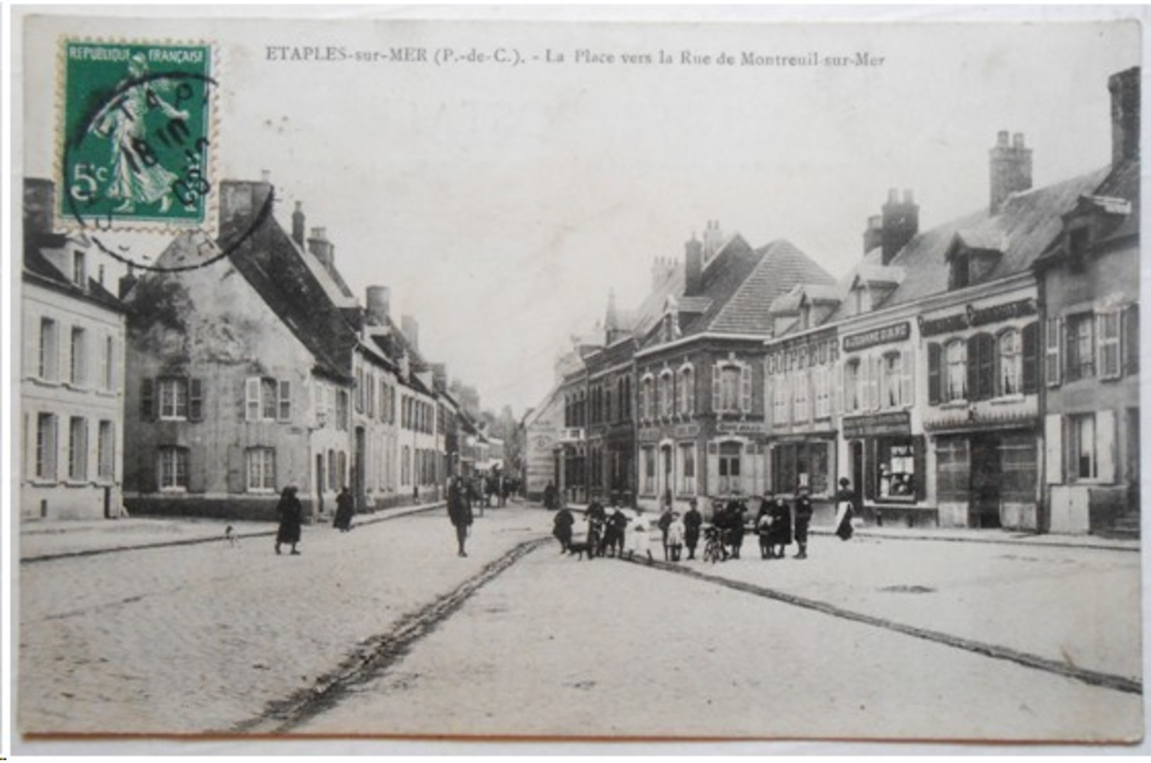 62 . ETAPLES . La Place Vers La Rue De Montreuil Sur Mer - Etaples