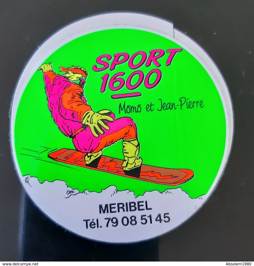 AUTOCOLLANT VINTAGE SPORT 1600 MERIBEL MOMO & JEAN PIERRE EQUIPEMENT SURF STATION SKI MONTAGNE SNOWBOARD SAVOIE STICKER - Autocollants