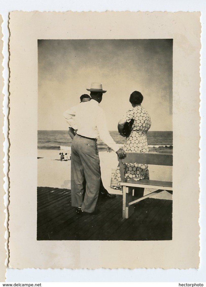 Homme Man Femme Woman Black Africain Pose Portrait De Dos Back Elegance Plage Beach Chapeau 40s Snapshot Composition - Personnes Anonymes