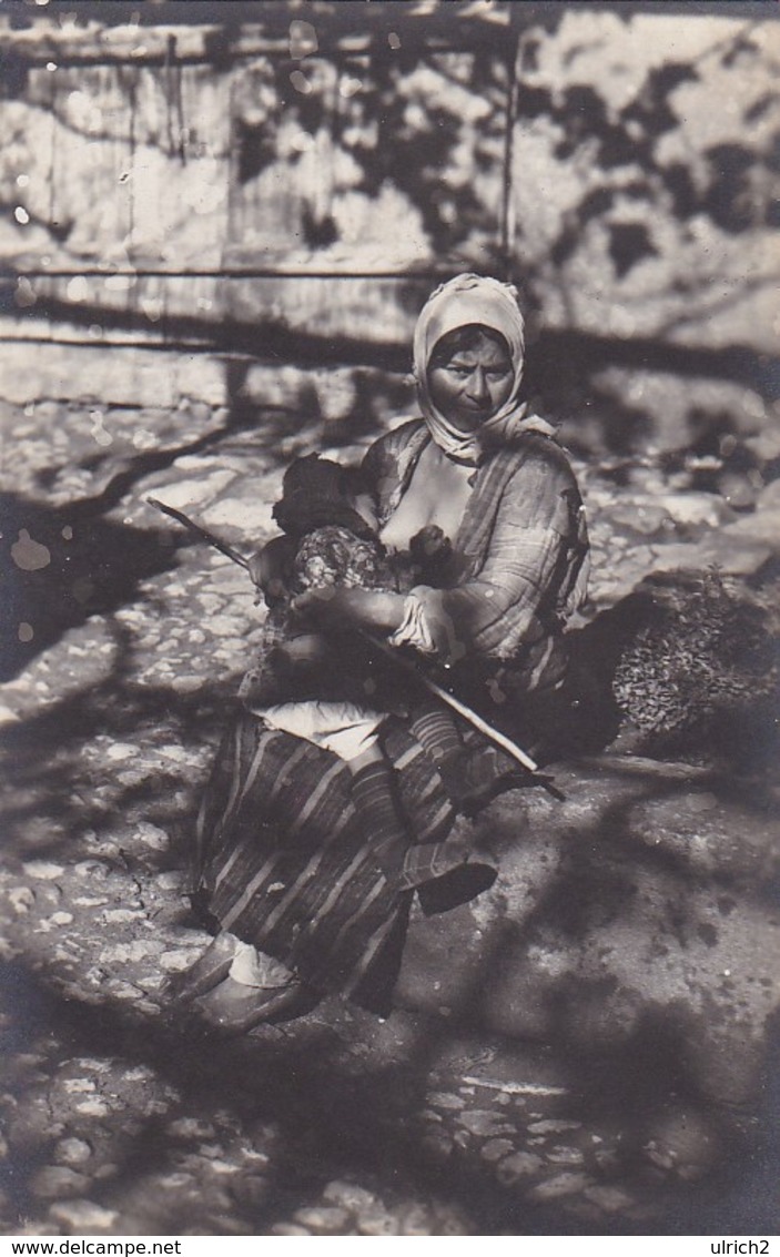 AK Foto Bäuerin Beim Stillen Eines Babys - Südosteuropa - Bulgarien Rumänien (?) - Ca. 1915  (41959) - Europa