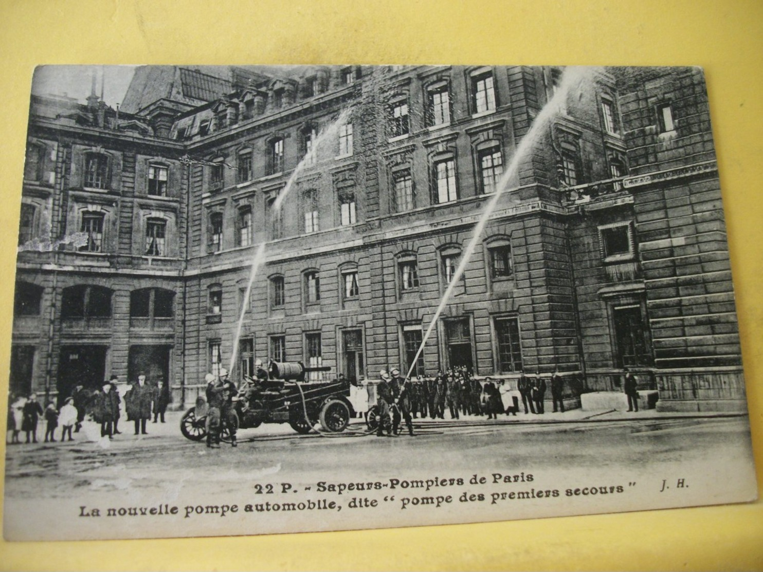 4J 2603. SAPEURS POMPIERS DE PARIS. LA NOUVELLE POMPE AUTOMOBILE DITE " POMPE DES PREMIERS SECOURS " - ANIMATION - Pompieri