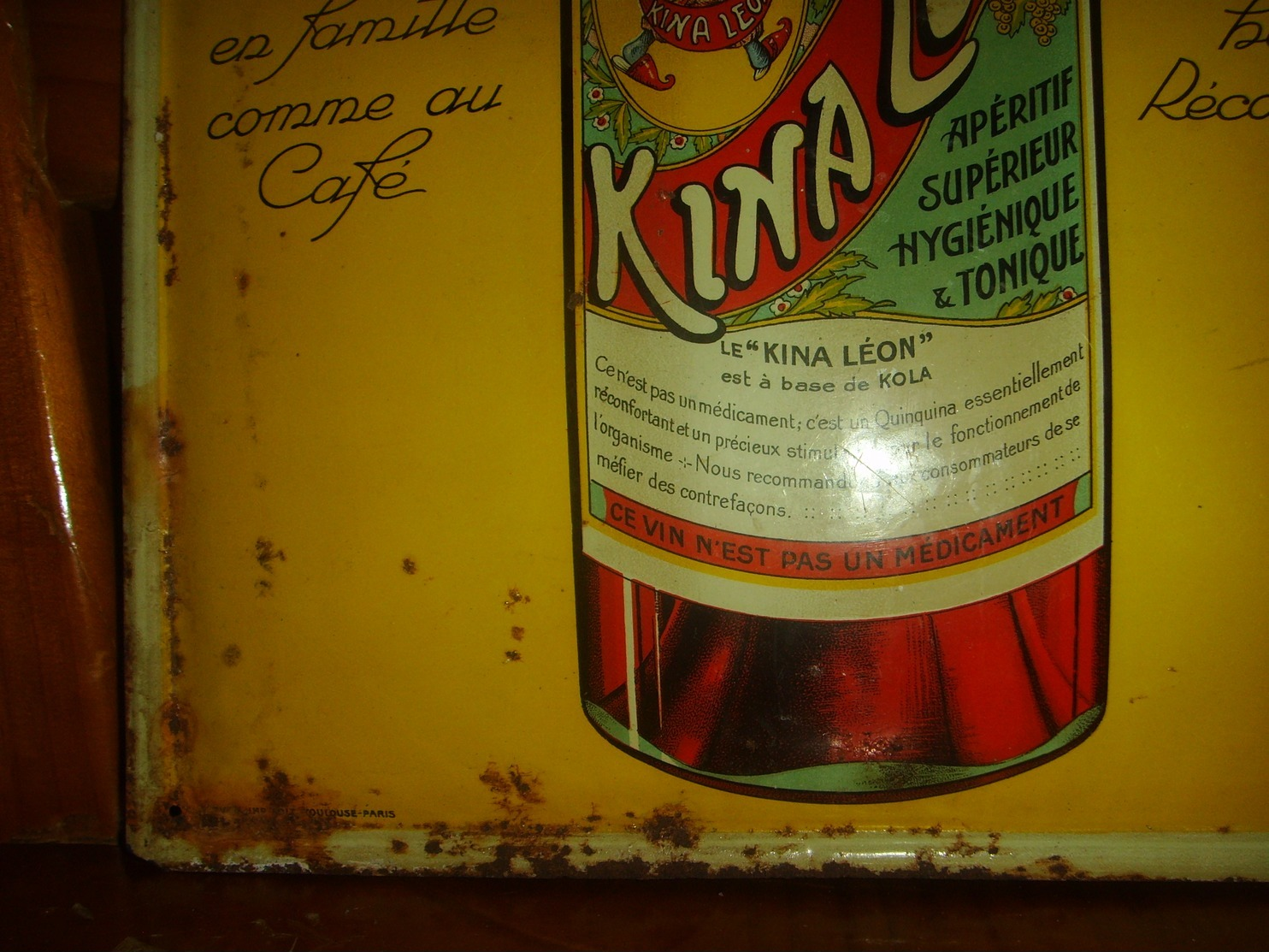 Ancienne Plaque Publicitaire Sérigraphiée Bombée Dimension 25x35cm Pour L'apéritif KINA LEON - Années 1920 - Schnaps & Bier