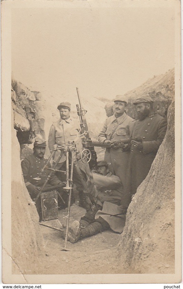 GUERRE 1914 - CARTE PHOTO - UNE MITRAILLEUSE TIRANT SUR UN AVION - TRANCHEE DE V° LIGNE - SUR COL 130 - WW1 - 2 SCANS) - Ausrüstung