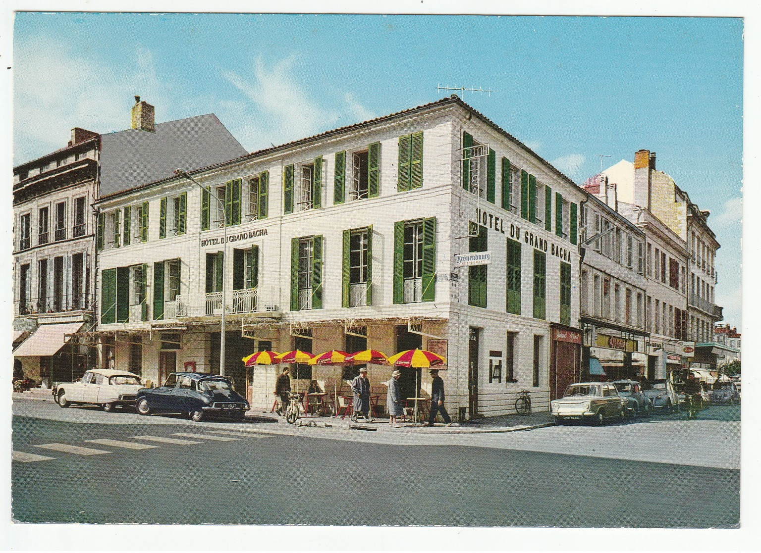 HÔTEL DU GRAND BACHA - ROCHEFORT-SUR-MER  - Voitures, DS Citroën, Simca 1000.... - édit. Spiga - Format CPM - Rochefort