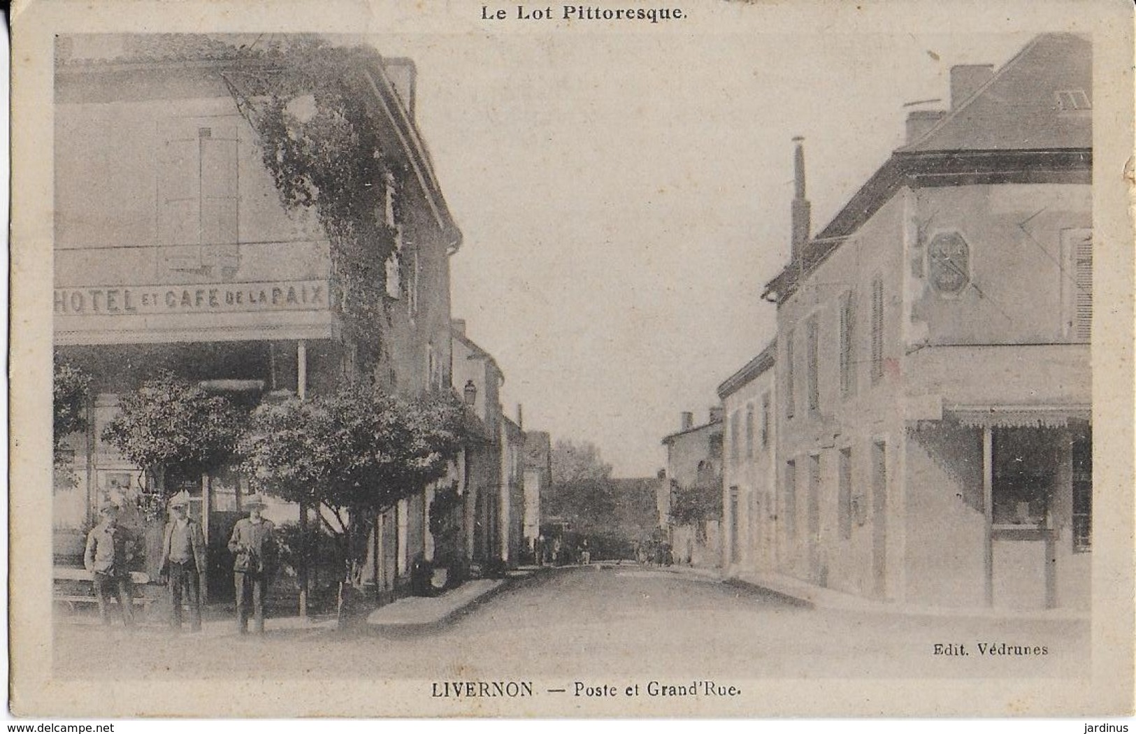 LIVERNON ( Le Lot Pittoresque ),: Poste Et  Grand'Rue Animées( Café De La Paix ) - Livernon