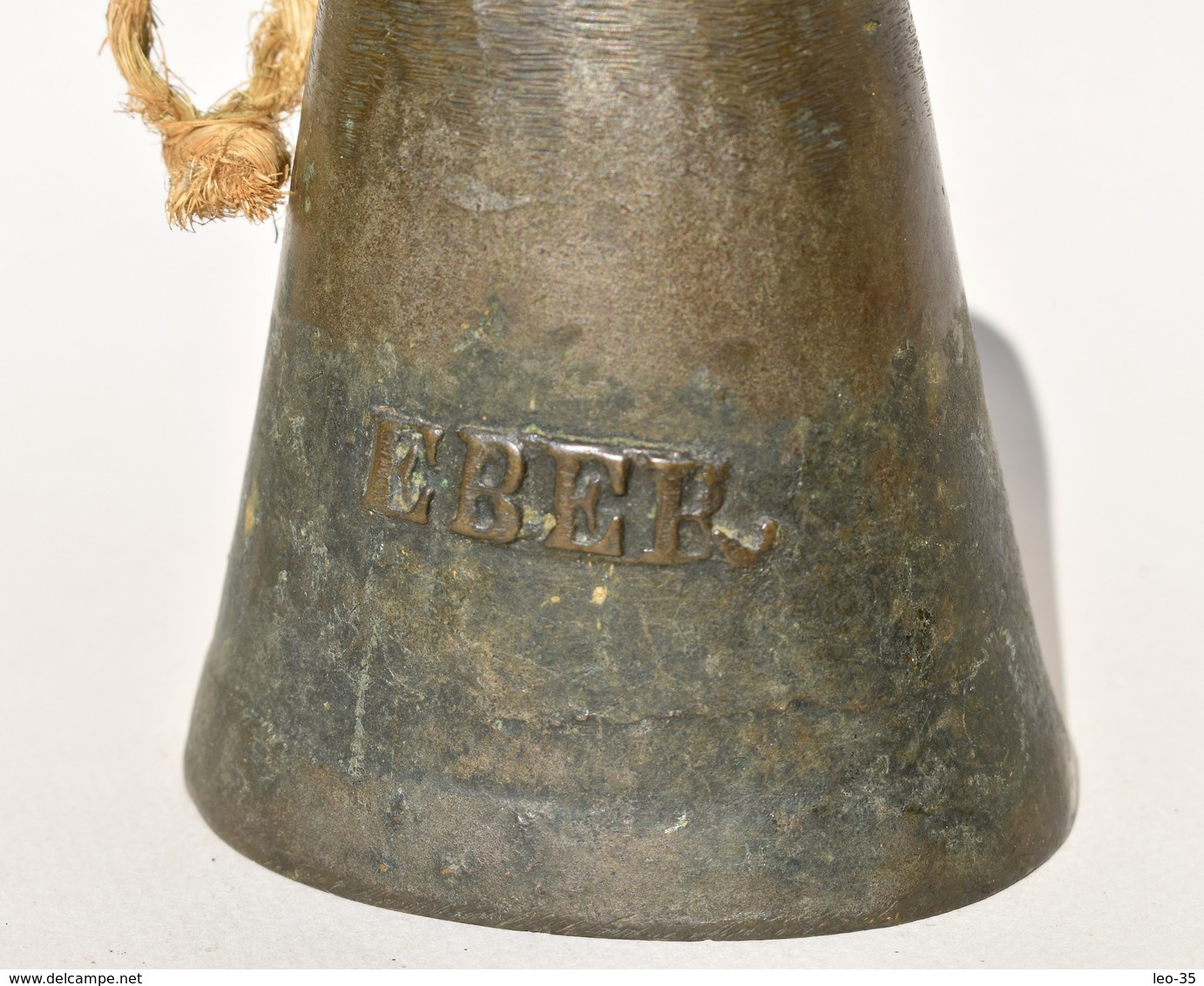 Ancienne Cloche En En Bronze Ou Laiton ? Marqué EBEB  (sans Battant) - Bells