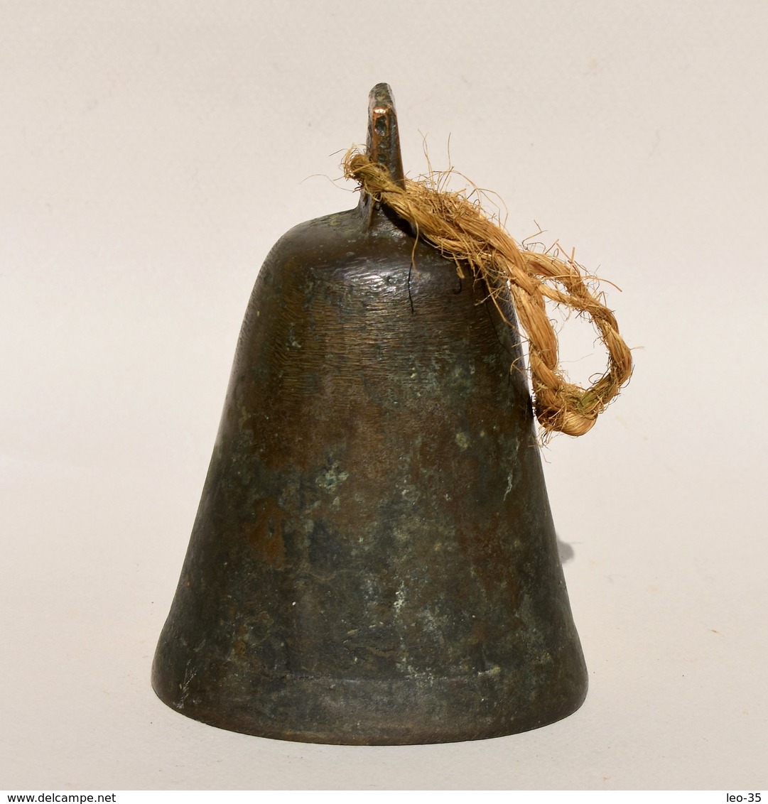 Ancienne Cloche En En Bronze Ou Laiton ? Marqué EBEB  (sans Battant) - Bells