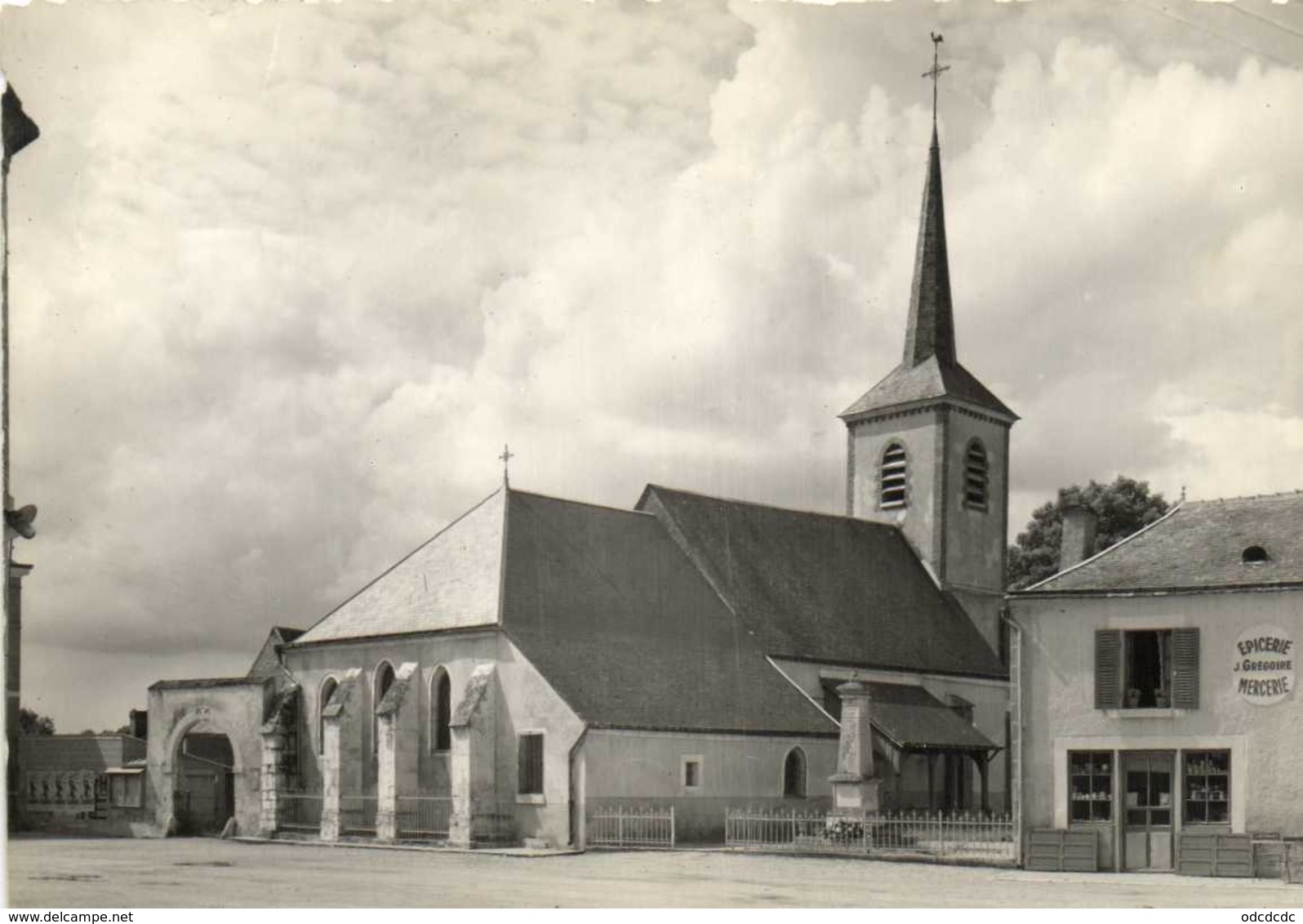 CPSM Grand Format MIGNERES (Loiret) La Place De L' Eglise Epicerie Mercerie RV  Pgoto J Lemosse Montargis Edit Auguste - Sonstige & Ohne Zuordnung