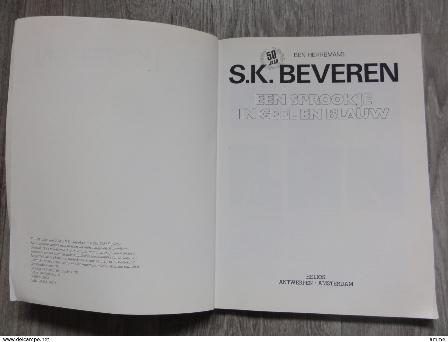 S.K. Beveren  * (Voetbal Sport Boek)  *  50 Jaar S.K. Beveren, Een Sprookje In Geel En Blauw (Ben Herremans) - Autres & Non Classés