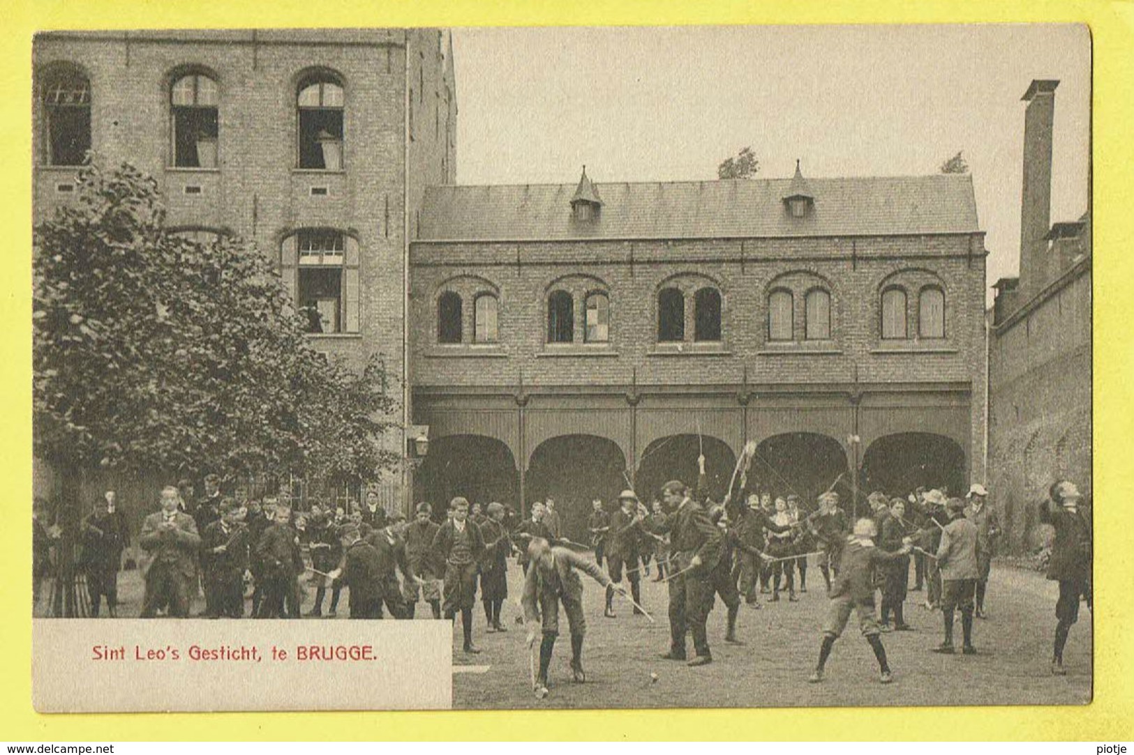 * Brugge - Bruges (West Vlaanderen) * (E. & B.) Sint Leo's Gesticht Te Brugge, école, School, Cour, Enfants, Diabolo - Brugge