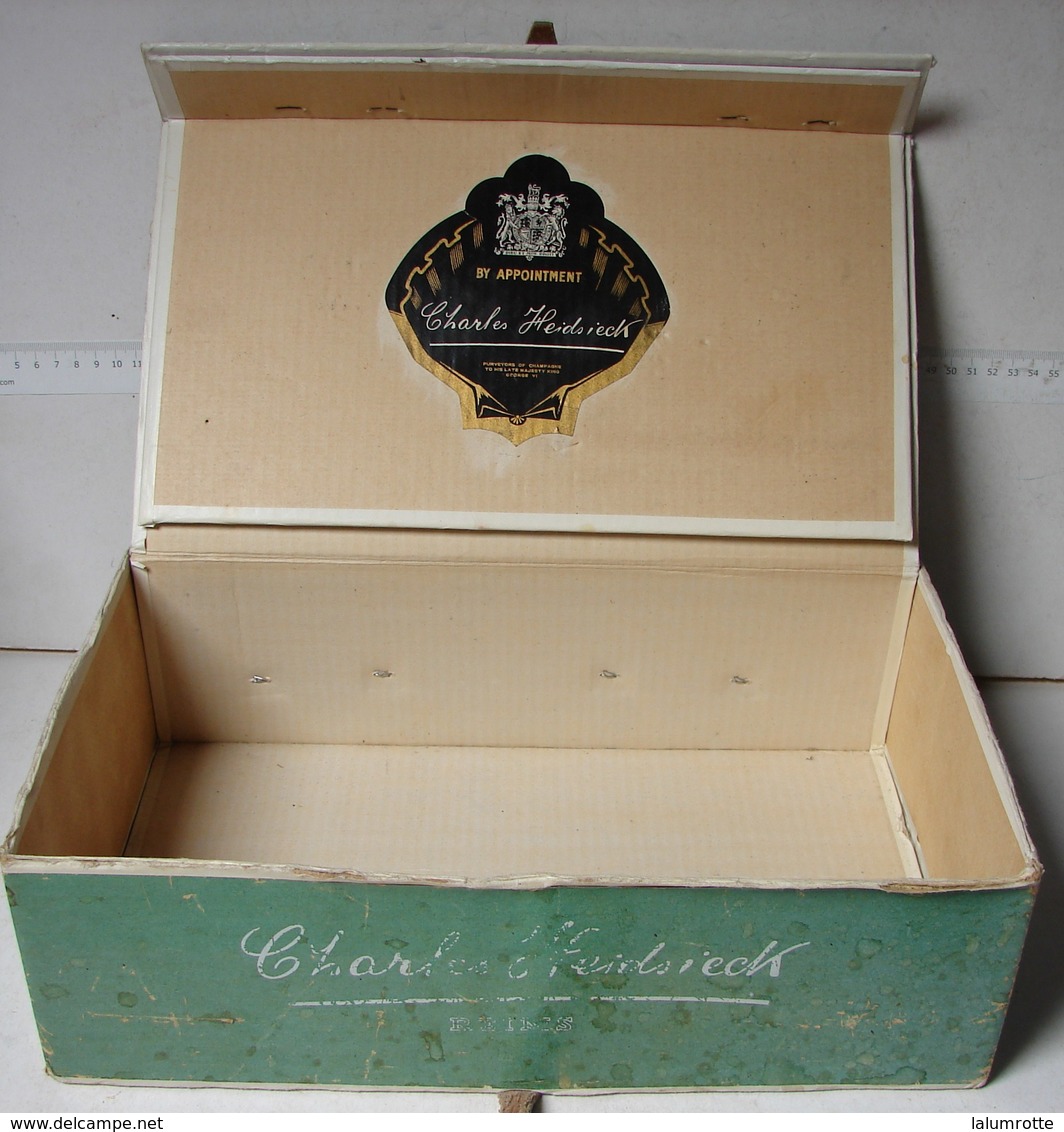 Boite. 30. Ancien Coffret En Carton Pour Deux Bouteilles De Champagne Charles Heidsieck. Reims - Dozen