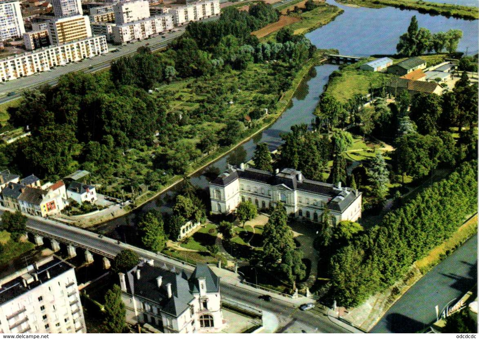 MONTARGIS  (Loiret) Vue Aérienne Pilote Et Operateur R Henrard L' Hotel De Ville Et Le Jardin Durzy Entourés Par Le Loin - Montargis