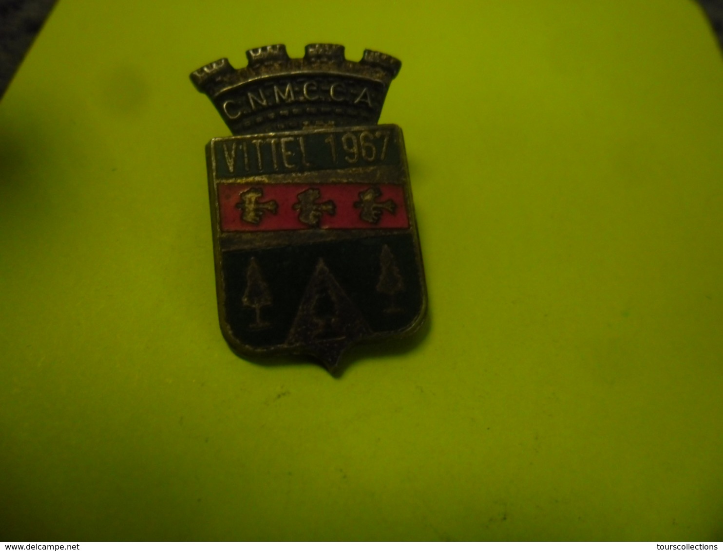 No Pin's Broche Epinglette Métal Congrés National Mutualité Française Vittel 1967 Vosges CNMCCA Blason - Administrations