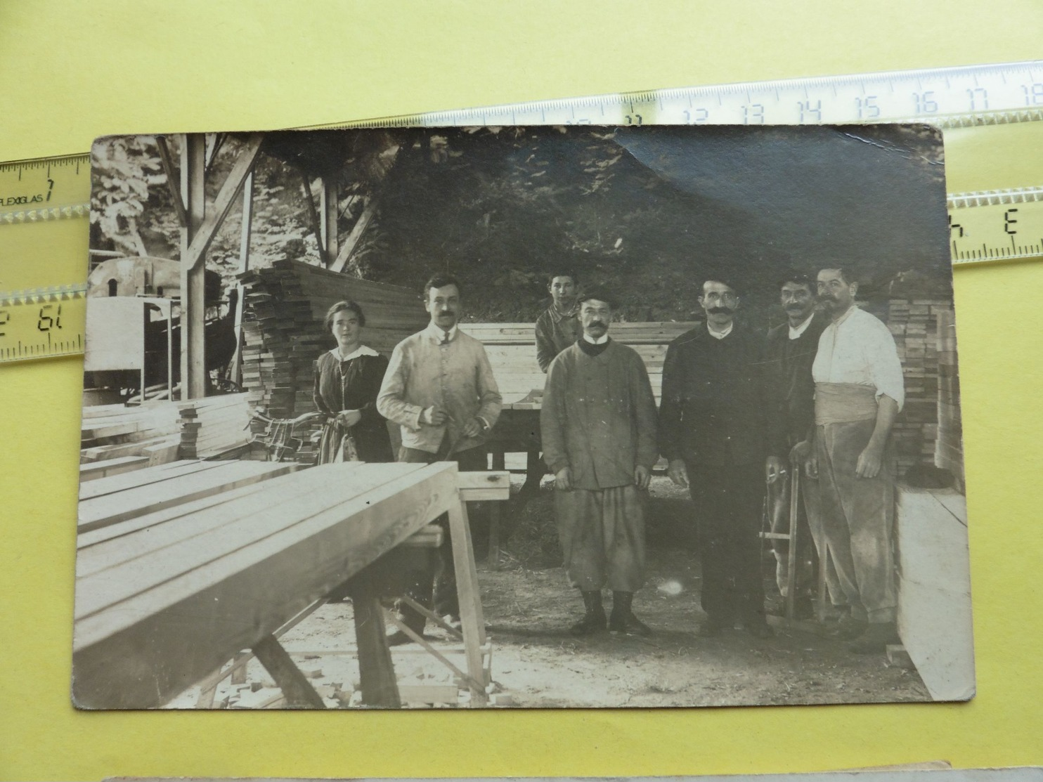 Carte  Photo Personnel Usine Scierie Peut Etre De Masson Freres, à Beure, Car Dans Le Même Tas - Industry