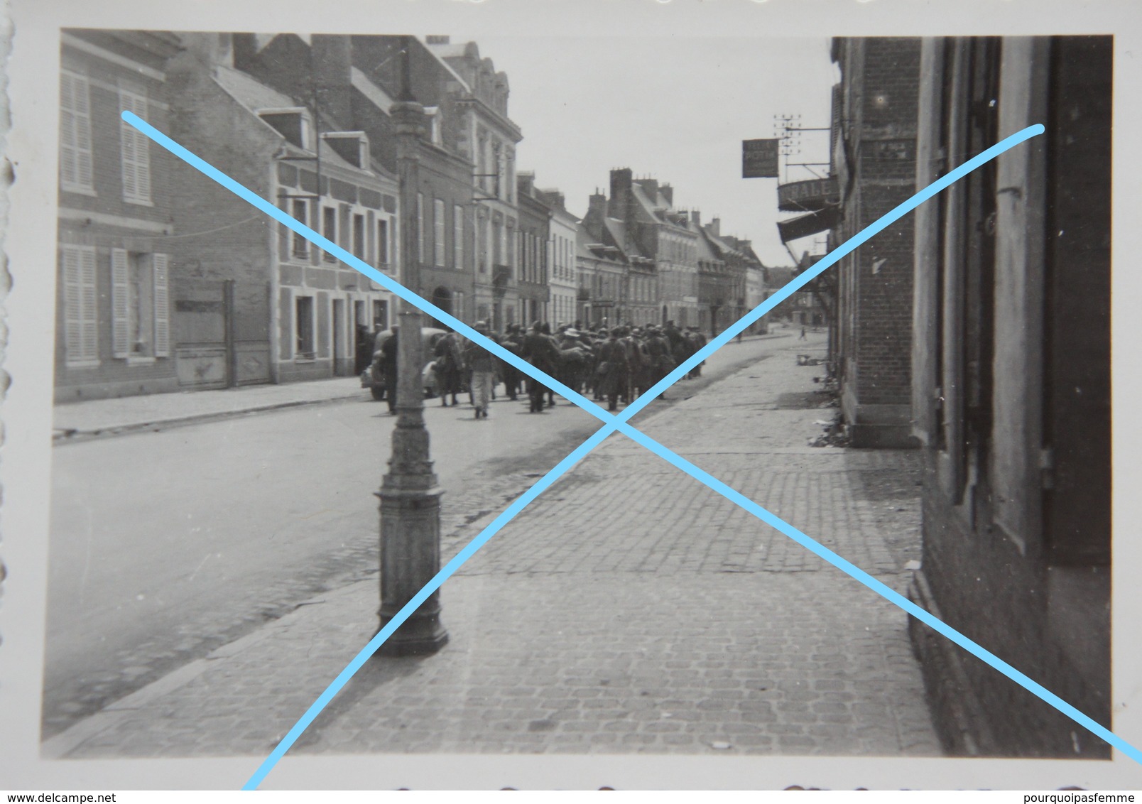 Photo GUISE Mai 1940 Prisonniers De Guerre Français Dans Une Rue Westfront WW2 Guerre Militaire - Guerre, Militaire