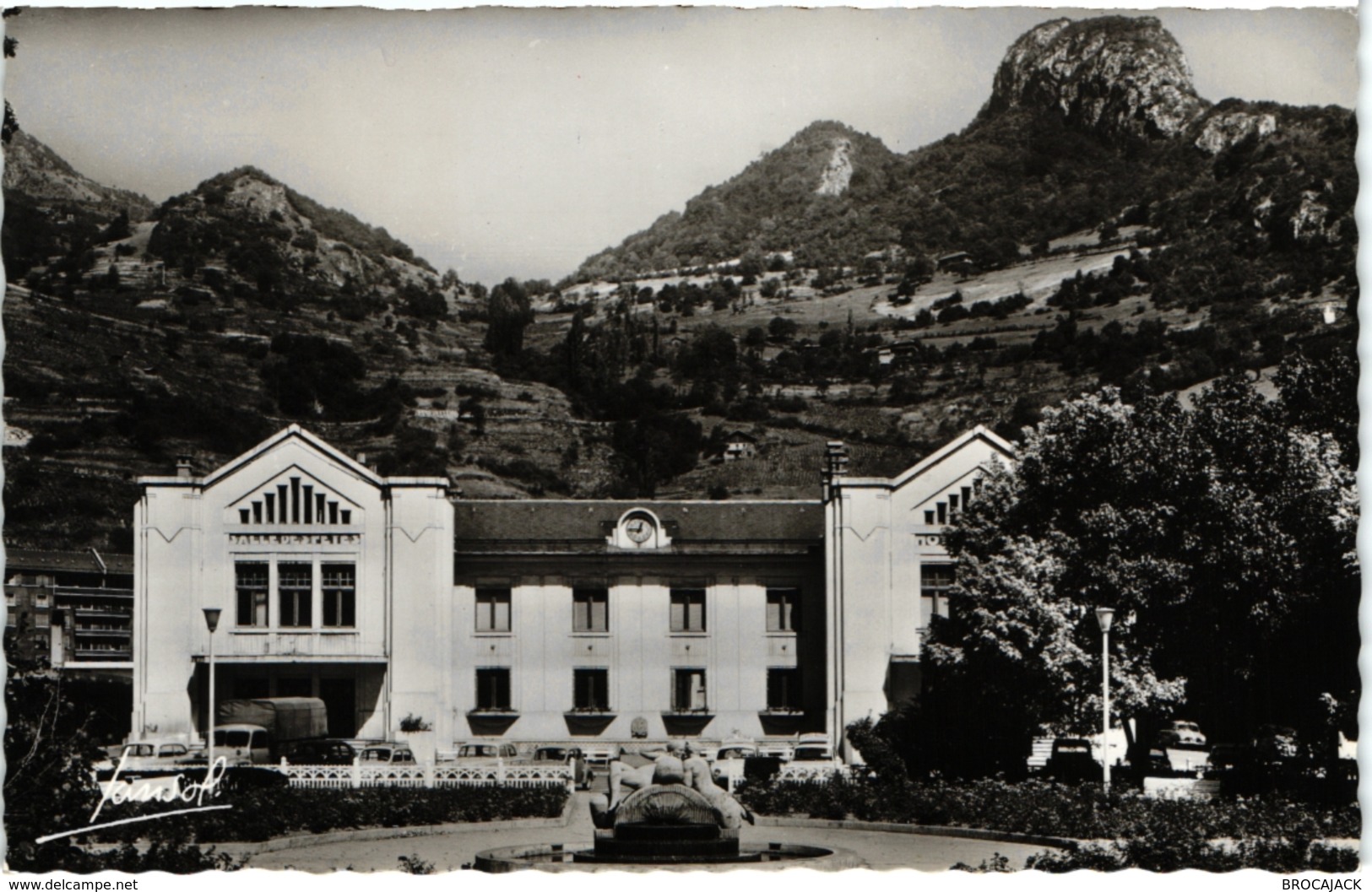 CPSM PETIT FORMAT - 73 - MOUTIERS - VUE SUR L HOTEL DE VILLE - VEHICULES - STATUE  ET BASSIN - Moutiers