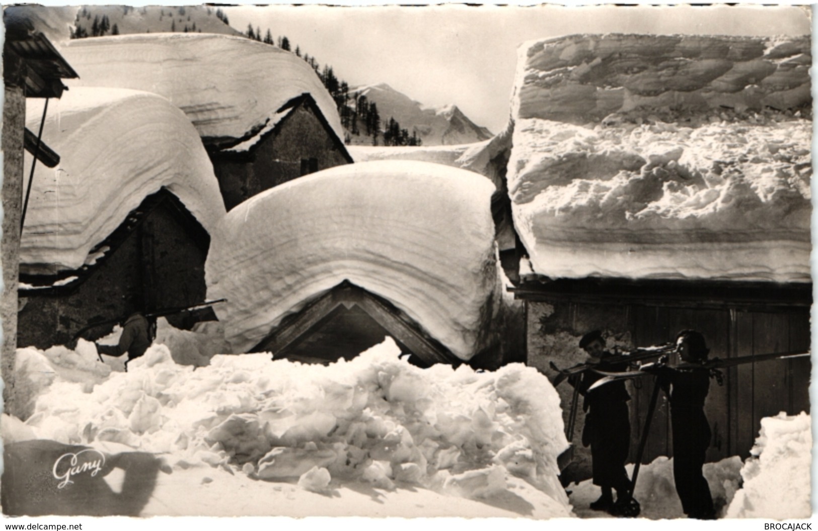 CPSM PETIT FORMAT 74 CHAMONIX - VILLAGE DU TOUR-  VUE SUR LE MONT BLANC - BEAUCOUP DE NEIGE - Chamonix-Mont-Blanc