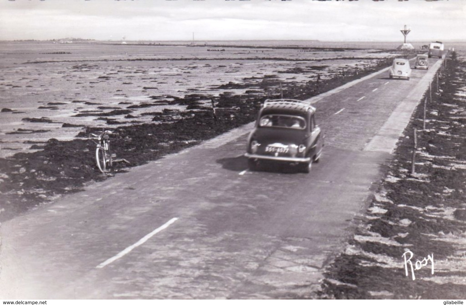 85 - NOIRMOUTIER  -  Passage Du Gois A Maree Basse ( Voitures Annees 50 ) - Noirmoutier