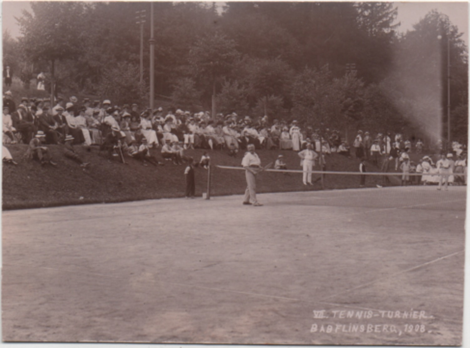 Fotografia Cm. 9,1 X 12,4 Con Giocatori Di Tennis. Bad Flingsberg (Swieradow Zdroj, Polonia) 1908 - Sport