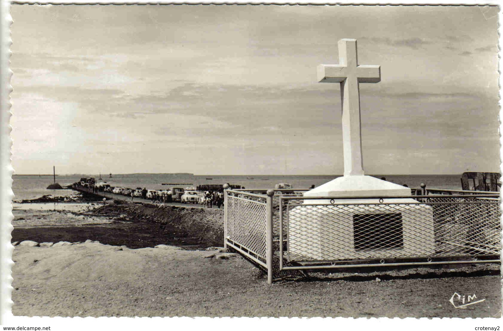 85 Ile De Noirmoutier N°13340 Le Gois File De Voitures Peugeot 403 Renault 4L Estafette Simca Aronde - Ile De Noirmoutier