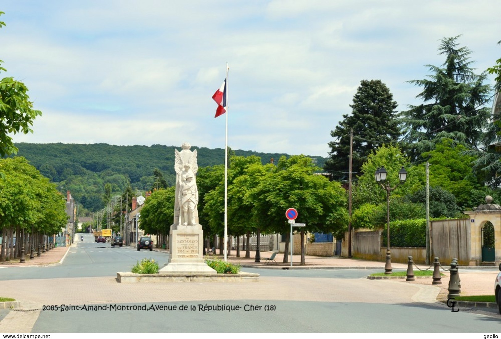 Saint-Amand-Montrond (18)- Avenue De La République (Edition à Tirage Limité) - Saint-Amand-Montrond