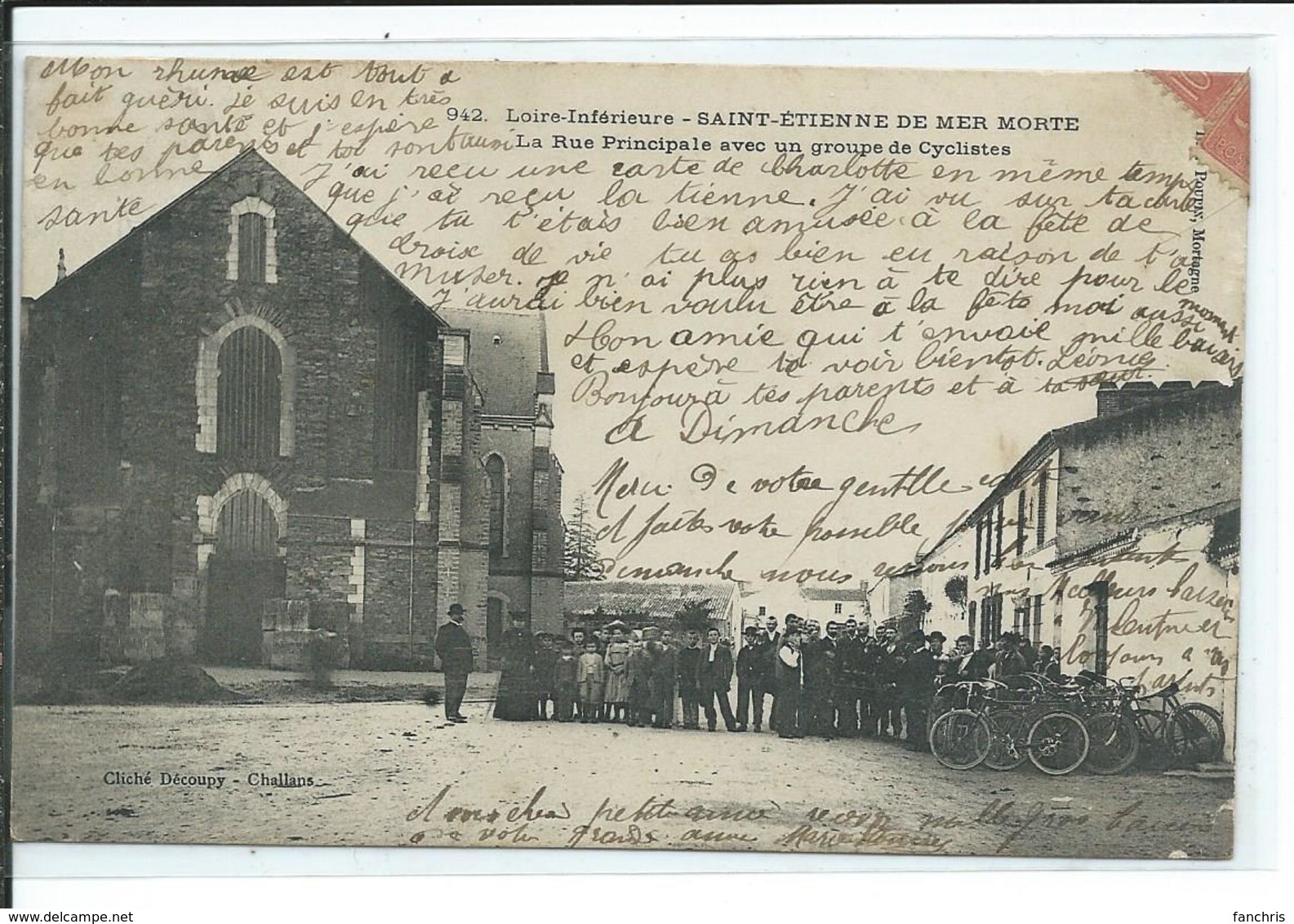 Saint-Etienne De Mer Morte-La Rue Principale Avec Un Groupe De Cyclistes - Other & Unclassified
