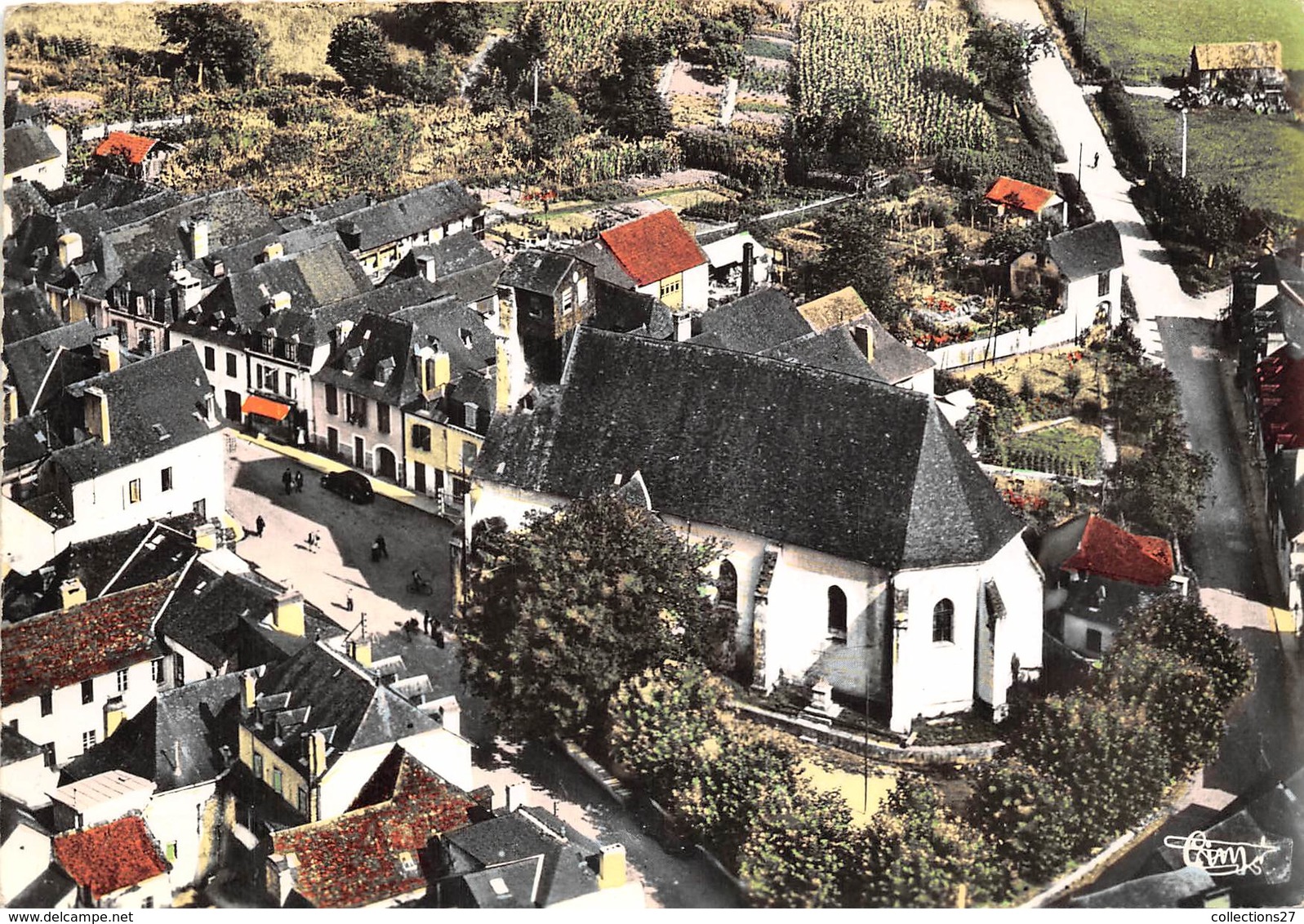 64-LASSEUBE- L'EGLISE ET LA PLACE VUE DU CIEL - Lasseube